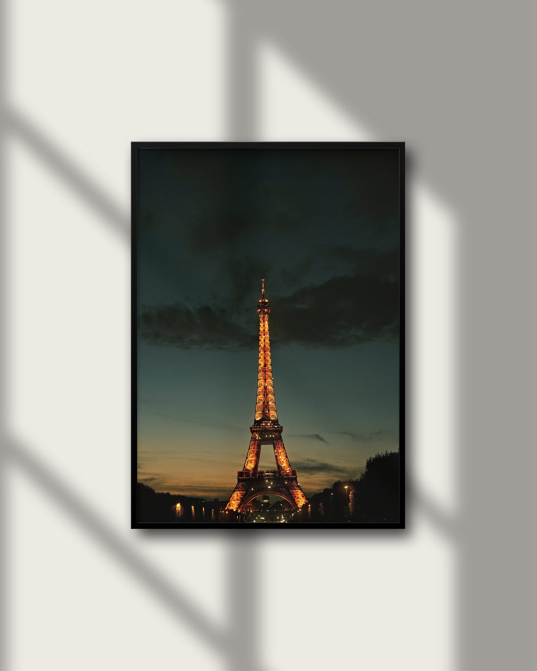 Eiffelturm bei Nacht in goldenem Licht – Fine-Art-Print von Luca Darius Salehi