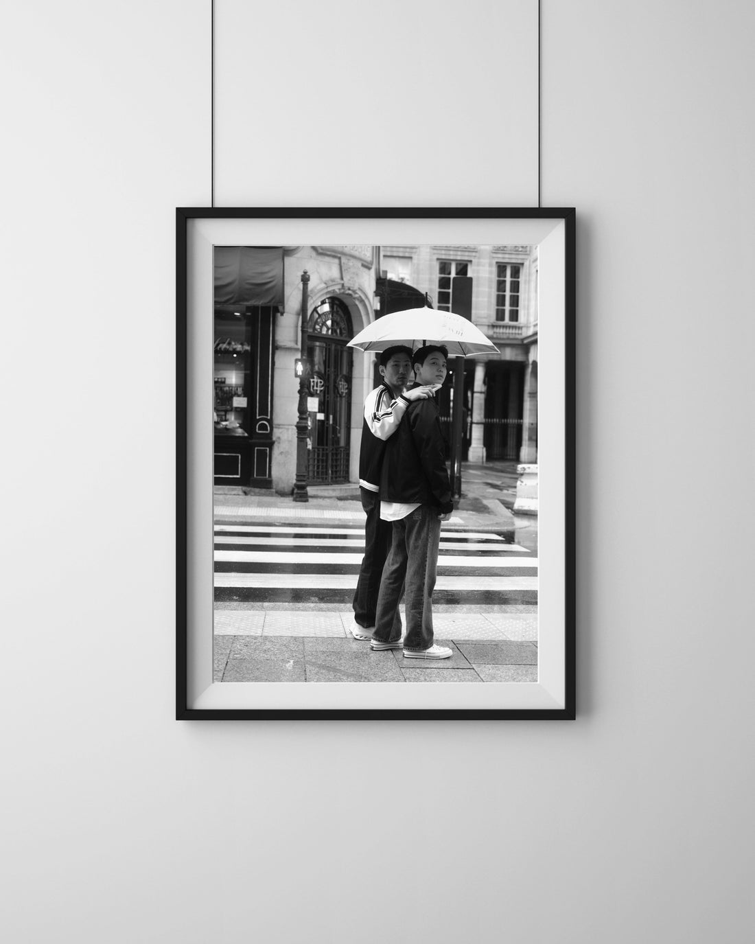 Schwarz-Weiß Fine-Art-Print auf Hahnemühle Baryta – Rainy Day Paris von Luca Darius Salehi