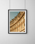 Architecture Paris – Fine Art Print von Luca Darius Salehi, goldenes Licht auf symmetrischer Pariser Architektur, Hahnemühle William Turner