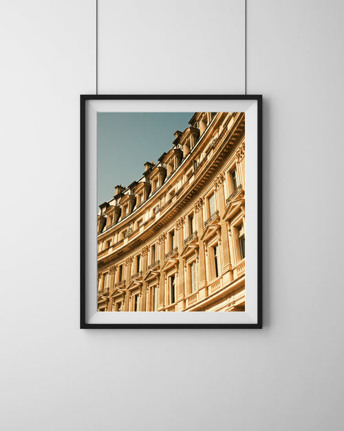 Architecture Paris – Fine Art Print von Luca Darius Salehi, goldenes Licht auf symmetrischer Pariser Architektur, Hahnemühle William Turner