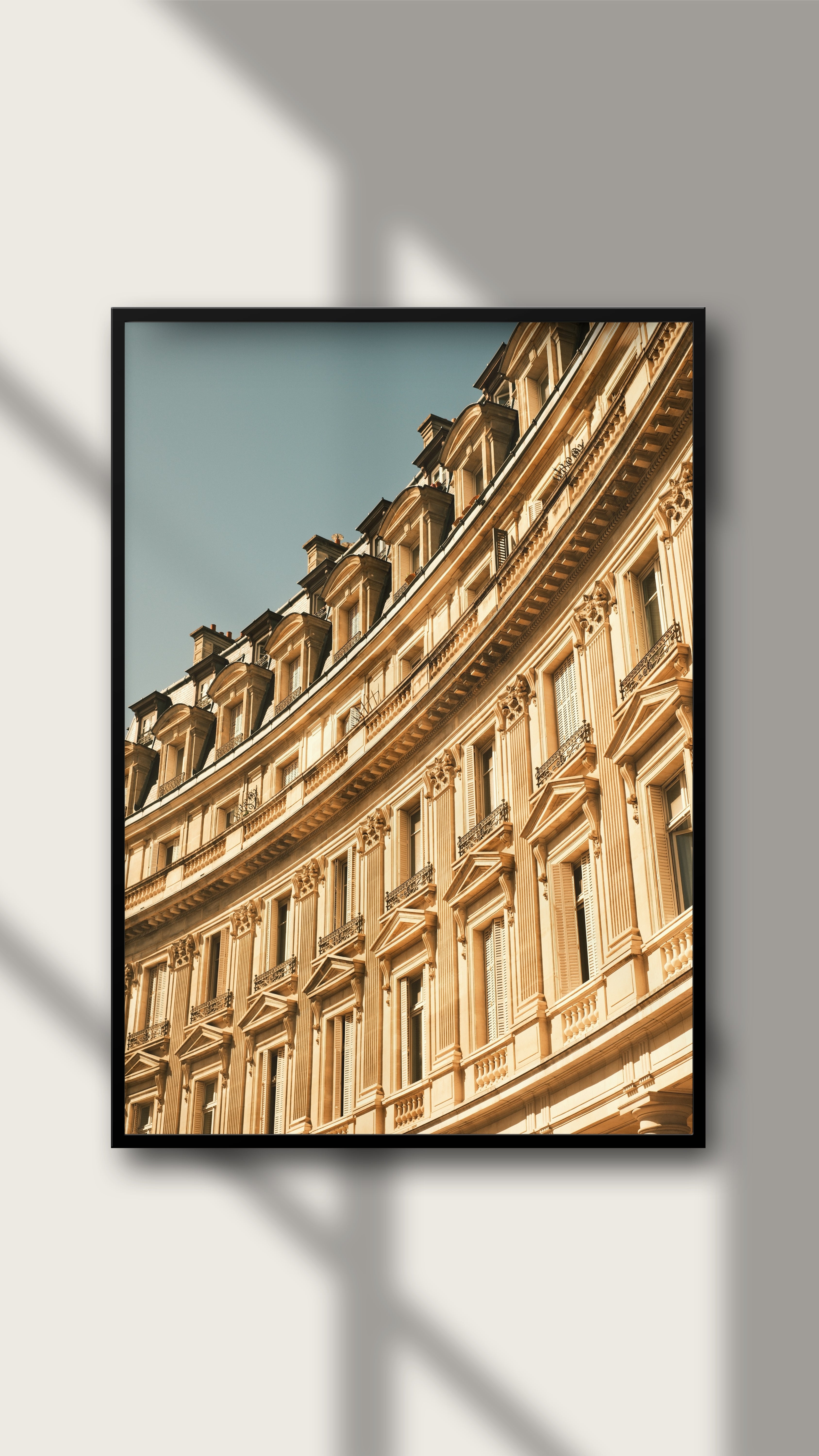 Hochwertiger Fineart-Druck der Architektur in Paris von StreetphotographybyLuca auf WhiteWall App, detailreiche Stadtansicht.