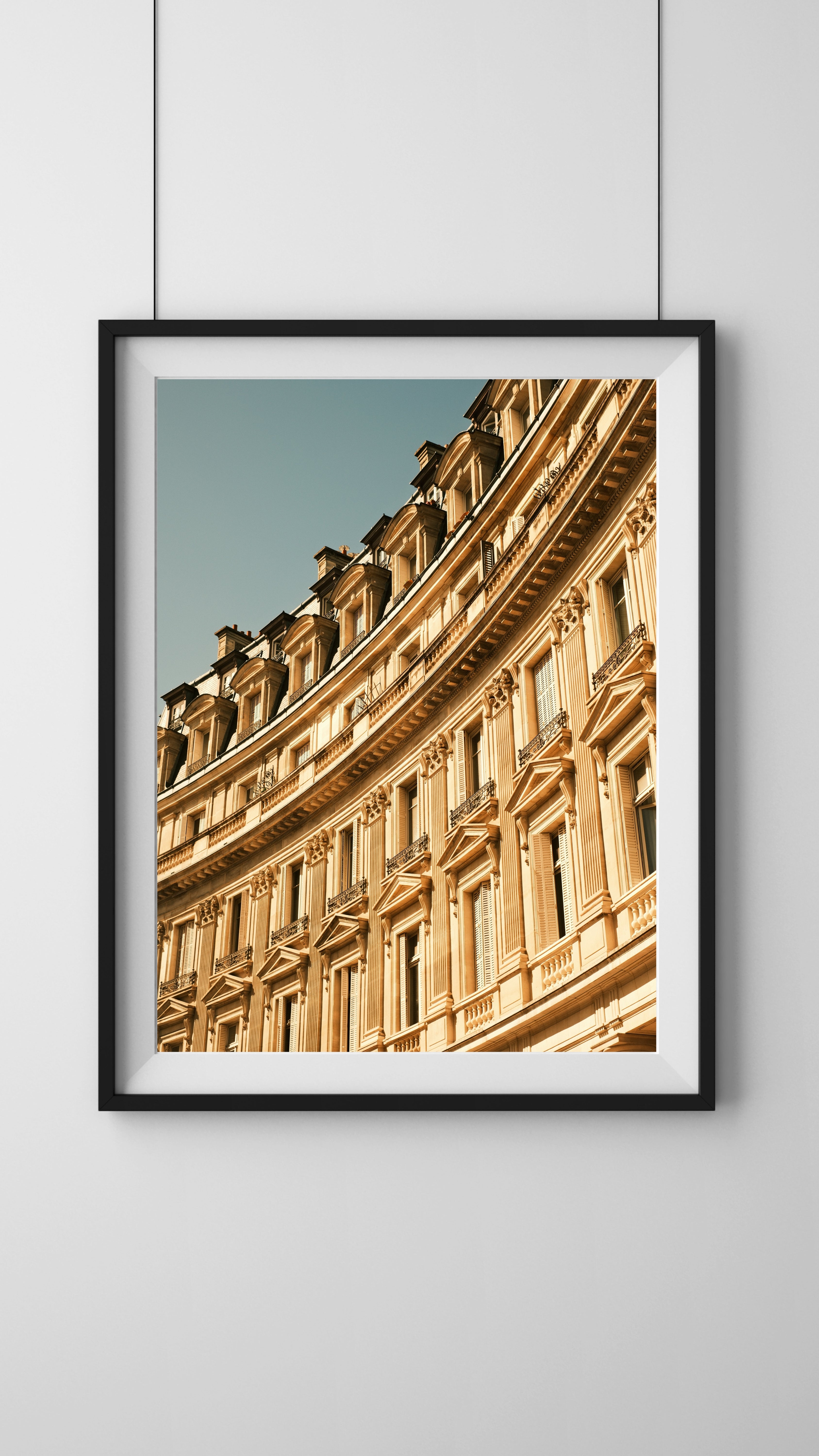 Architektur in Paris, feines Fineart-Print von StreetphotographybyLuca, zeigt historische Gebäude und städtische Szenerie.