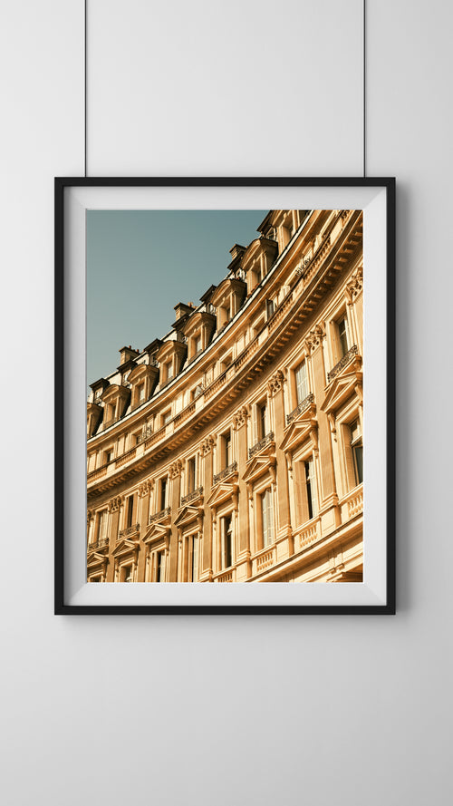 Architektur in Paris, feines Fineart-Print von StreetphotographybyLuca, zeigt historische Gebäude und städtische Szenerie.