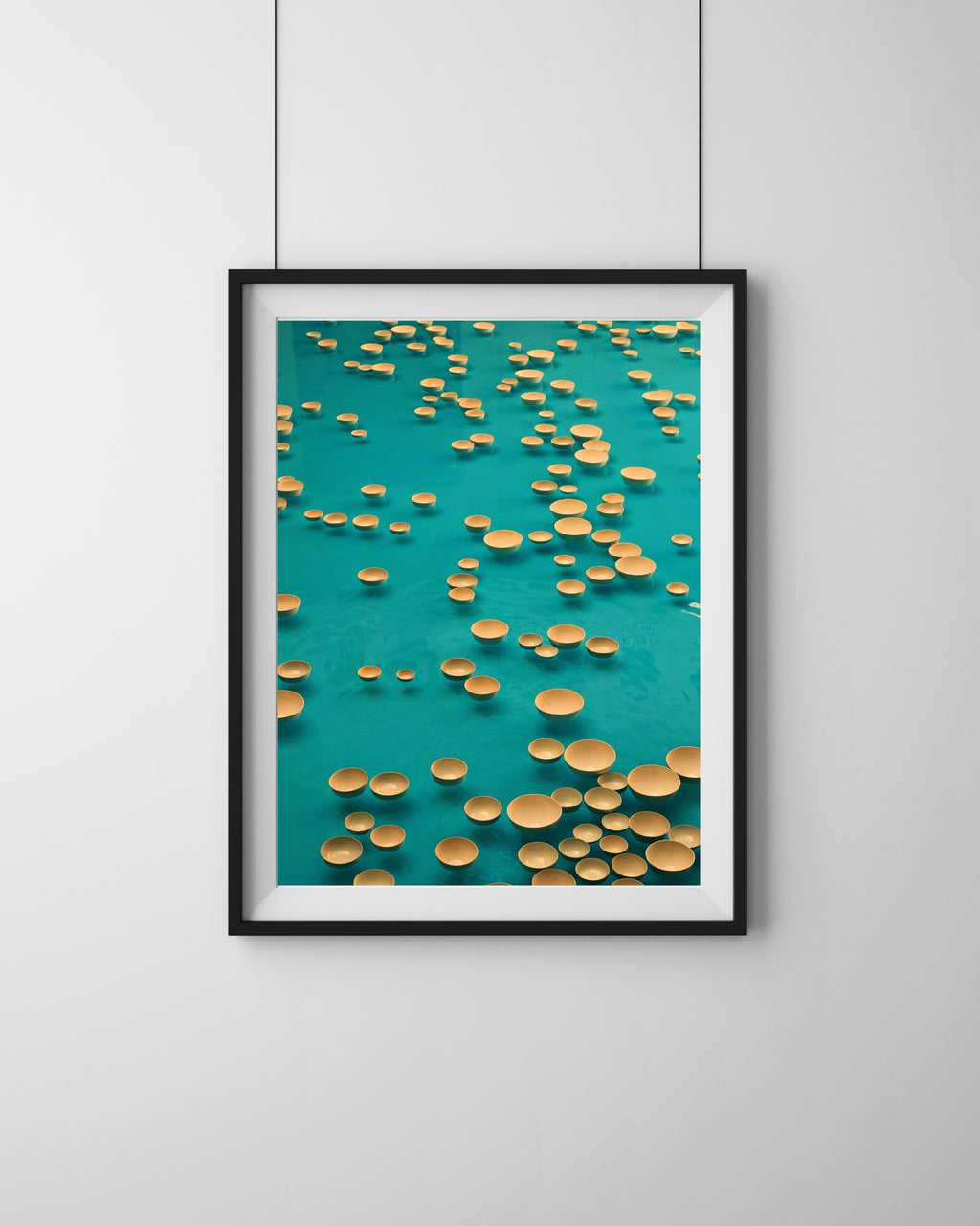 Bowls Paris – Fine Art Print von Luca Darius Salehi, bunte Schüsseln Straßenmarkt Paris abstrakte Farbkomposition, Hahnemühle Pearl