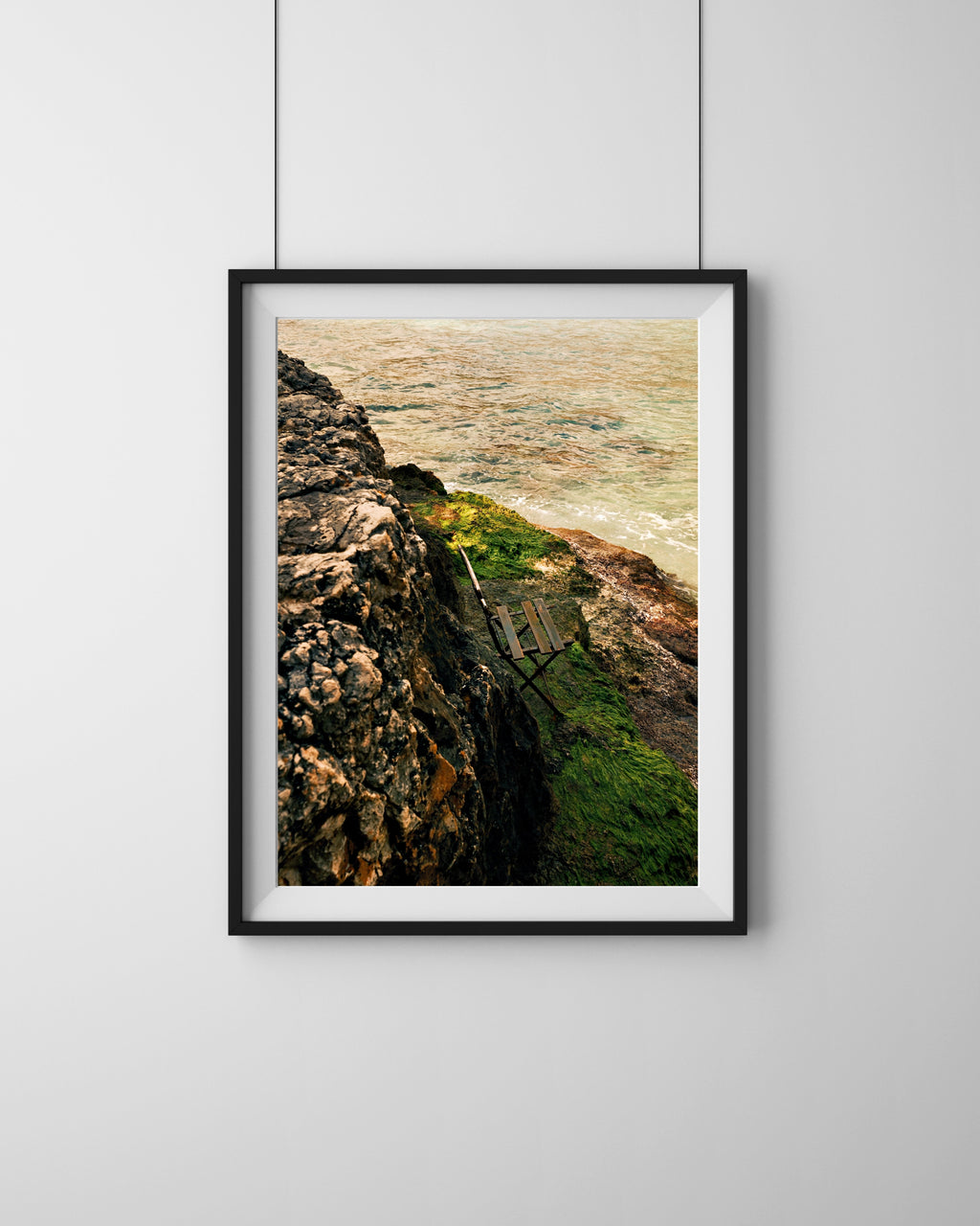 Chair Mallorca – Wandbild Mittelmeer Stille Küste Mallorca, einsamer Stuhl Meer Horizont, Fine Art Print Salehi Industries