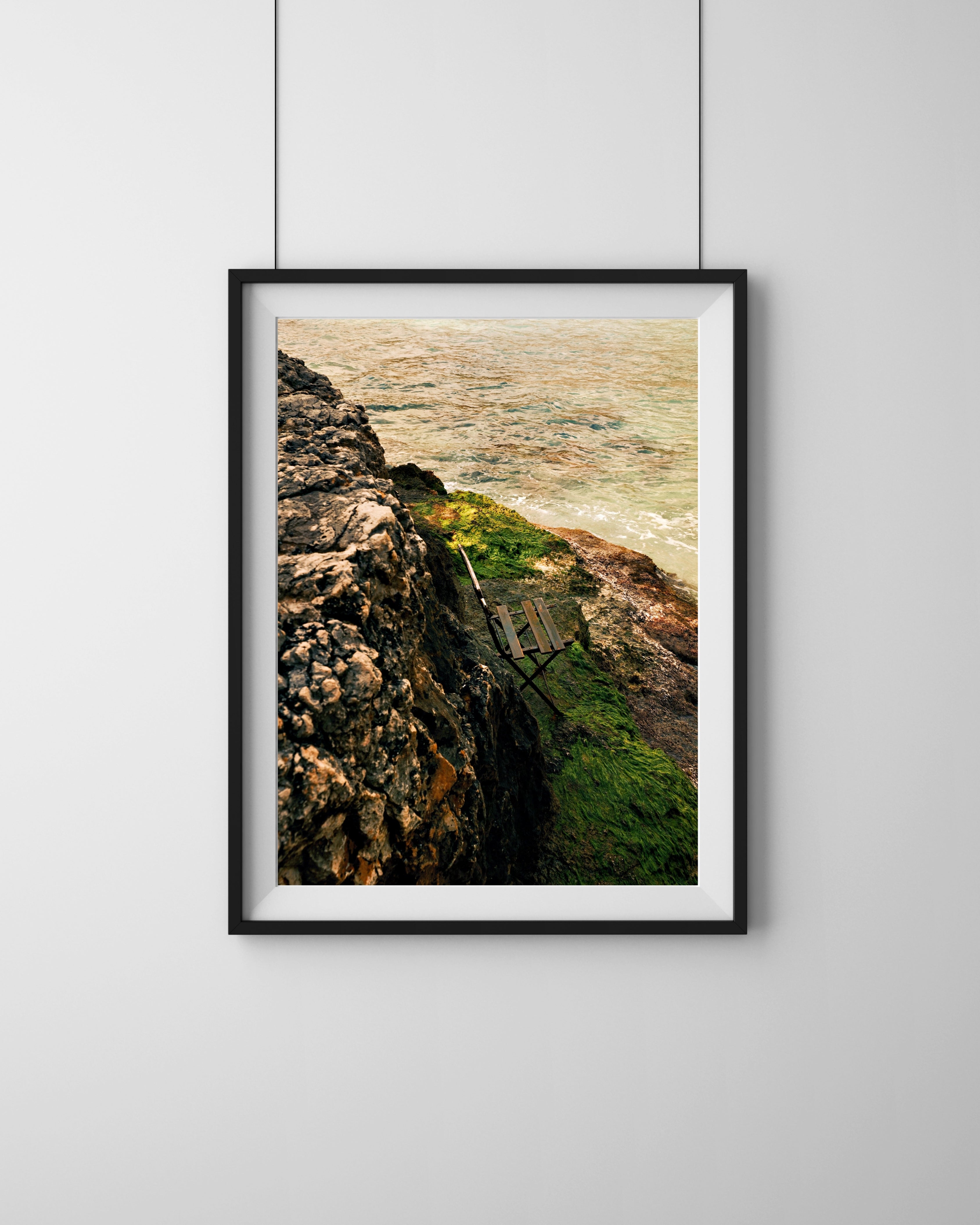 Chair Mallorca – Wandbild Mittelmeer Stille Küste Mallorca, einsamer Stuhl Meer Horizont, Fine Art Print Salehi Industries
