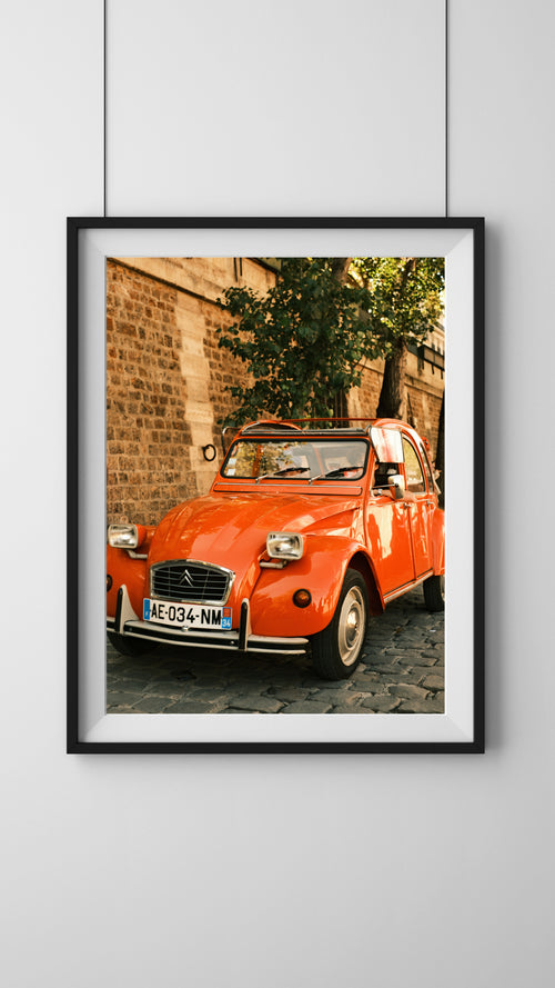 Weiße Wandkunst mit Citroën-Design und Pariser Stadtbild, von Salehi Industries für die WhiteWall App hergestellt