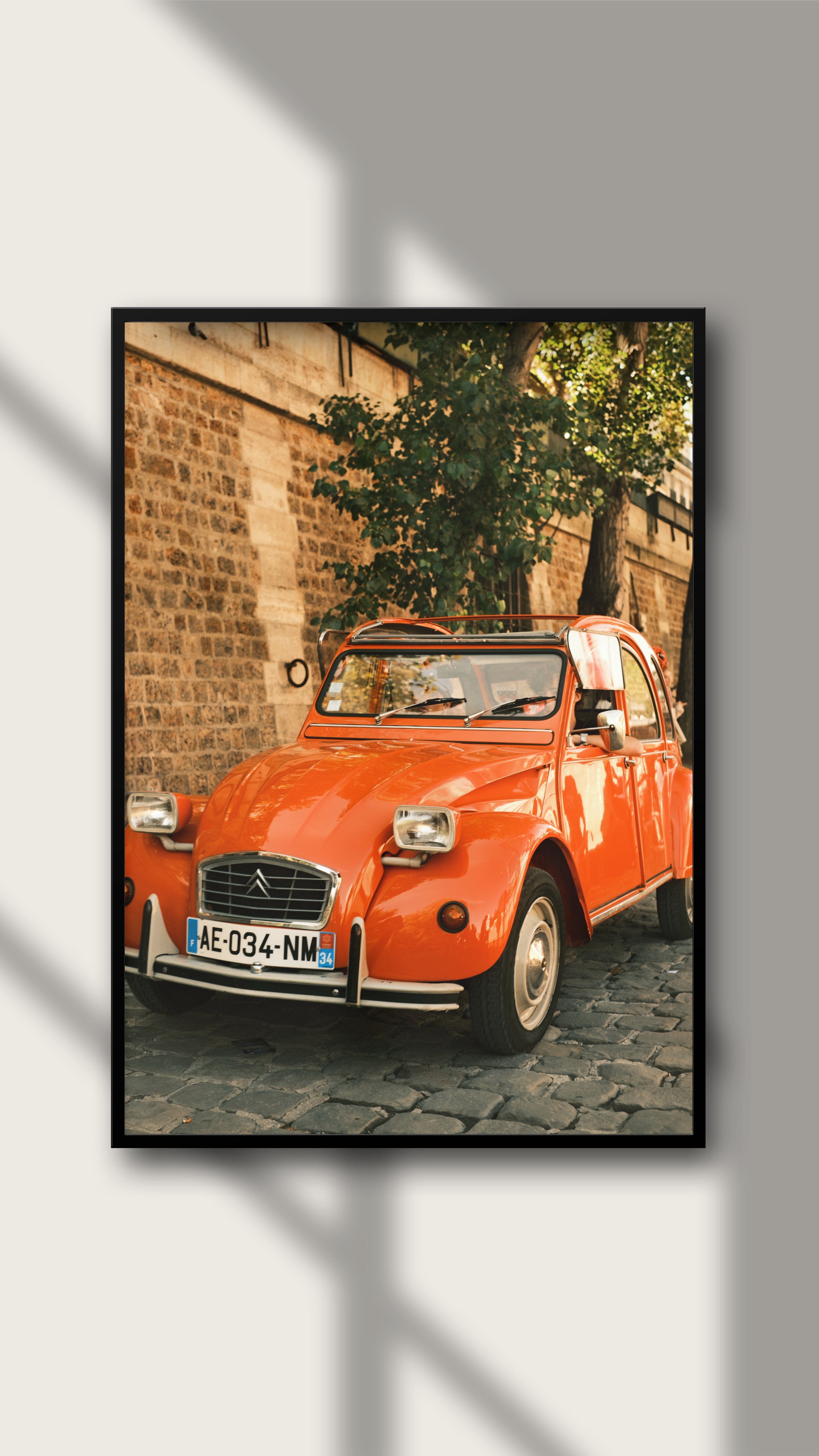 Hochwertiger Fineart-Print eines Citroën-Fahrzeugs in Paris von Salehi Industries, weißes Wall Art, detailreiche Fotografie.
