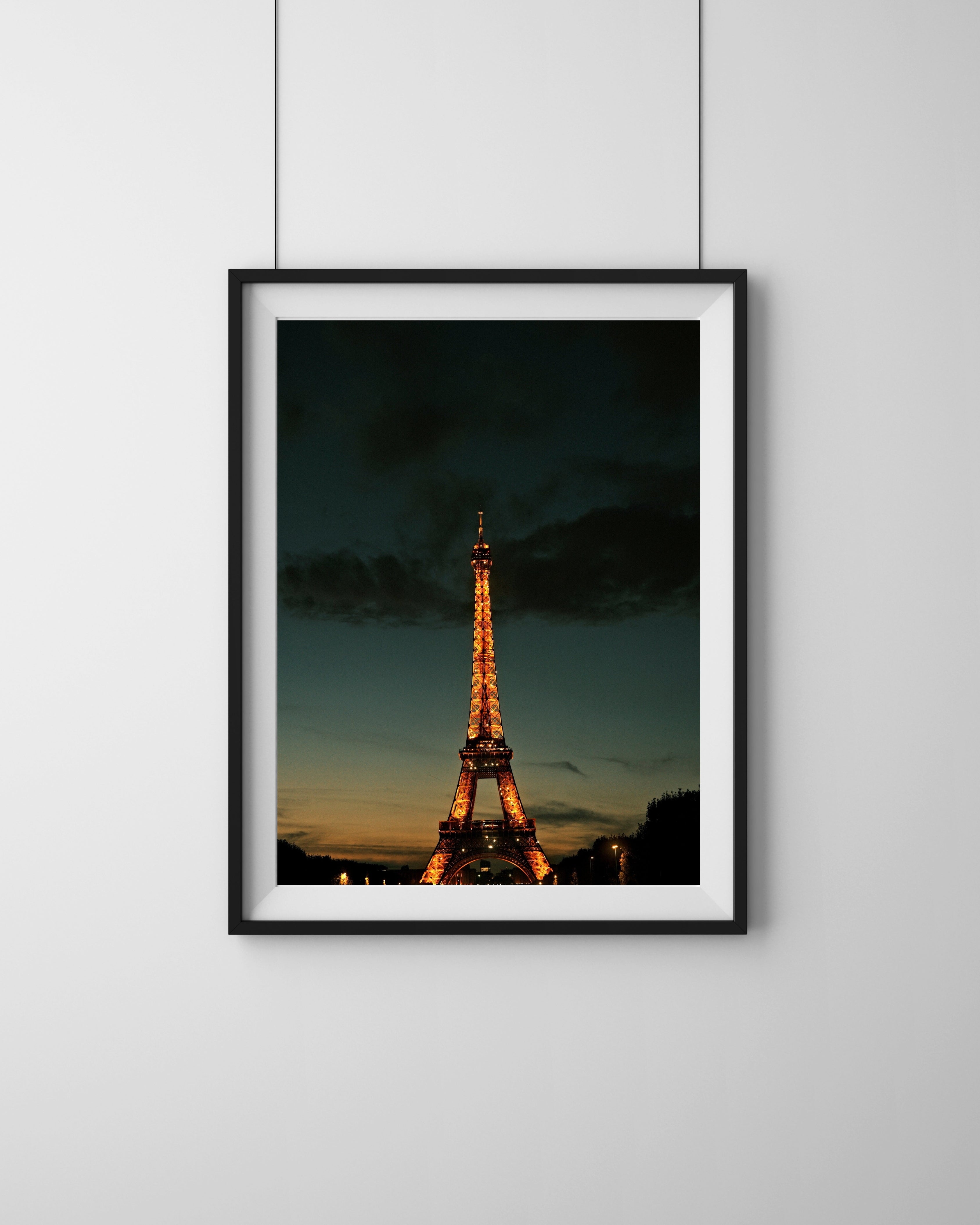 Eiffel Paris – Wandbild Eiffelturm Nacht Paris, magisches Goldlicht Wahrzeichen, Fine Art Print Salehi Industries