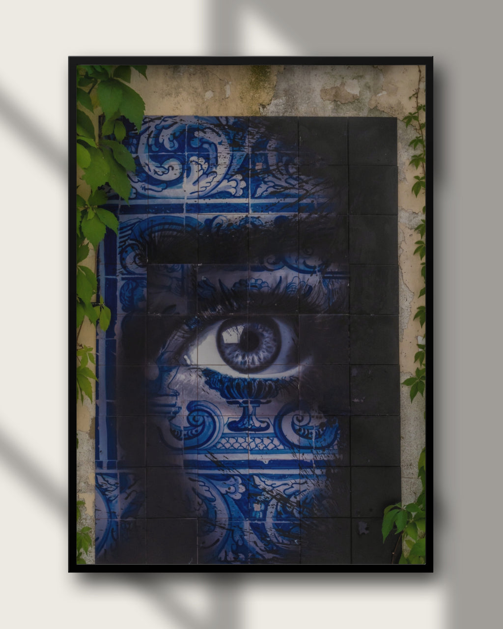 Eye Lisbon – Fine Art Print von Luca Darius Salehi, gemaltes Auge auf blauen Azulejo Kacheln Lissabon, Hahnemühle Pearl