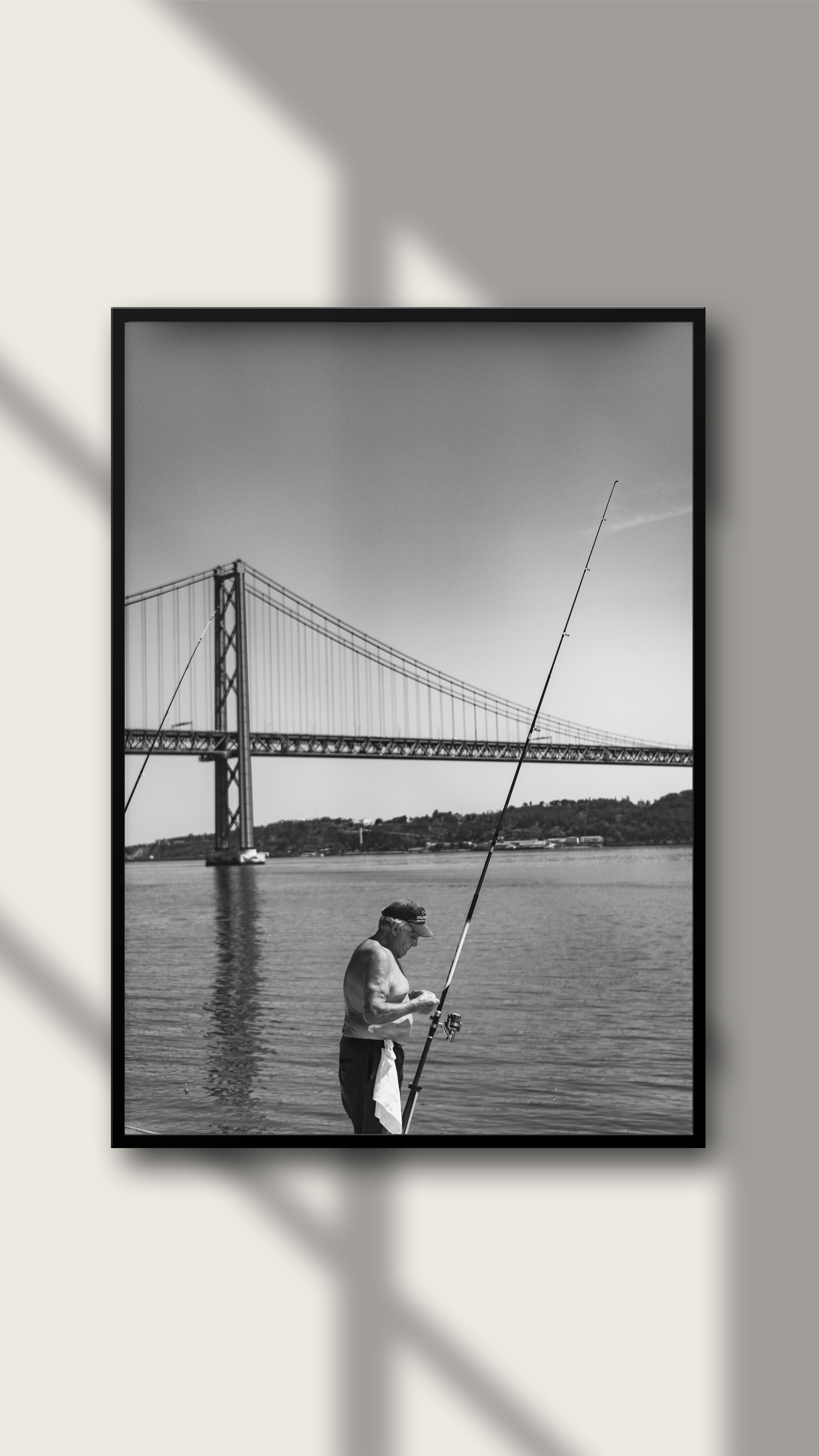 Weißes Wandbild eines Fischers in Lissabon, StreetphotographybyLuca, fein kunstvoller Druck, detailreiche Straßenfotografie.