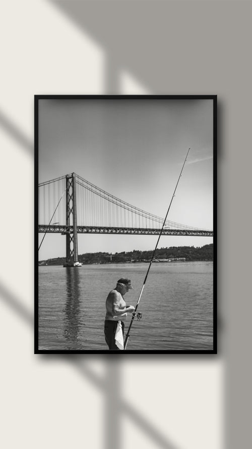 Weißes Wandbild eines Fischers in Lissabon, StreetphotographybyLuca, fein kunstvoller Druck, detailreiche Straßenfotografie.