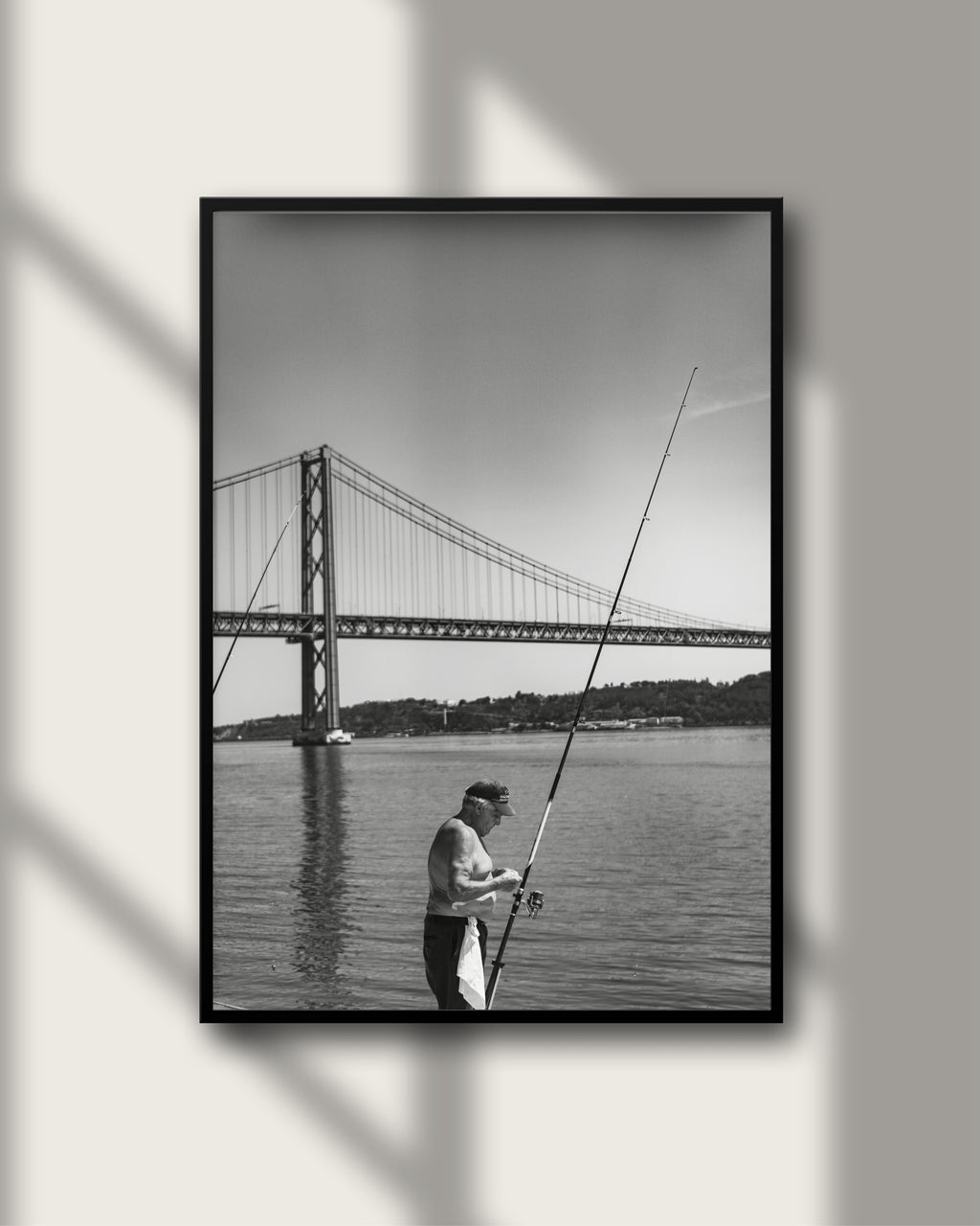 Fisherman Lisbon – Wandbild Straßenfotografie Lissabon, Fischer Wasser Portugal, Fine Art Print Salehi Industries Hahnemühle