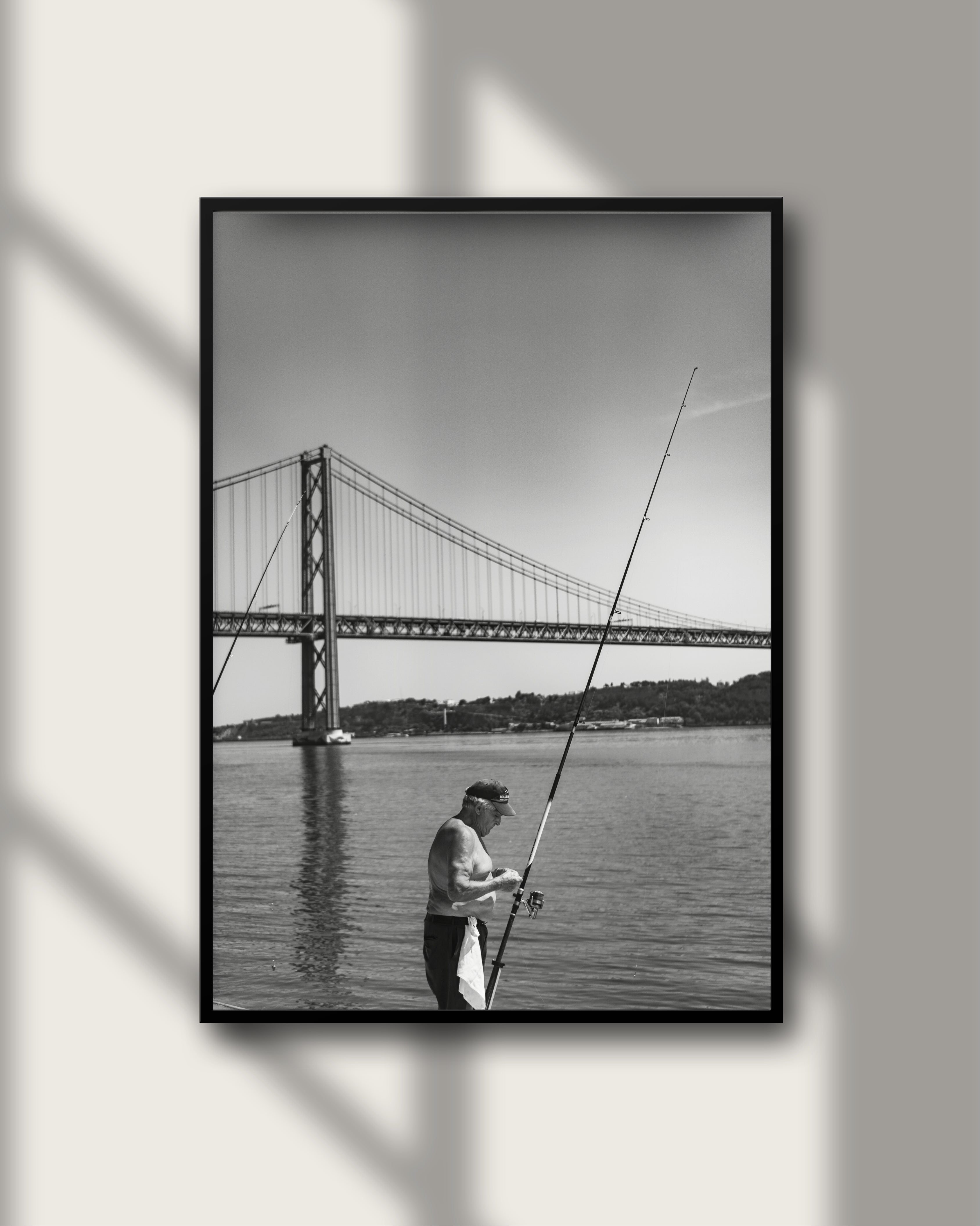 Fisherman Lisbon – Wandbild Straßenfotografie Lissabon, Fischer Wasser Portugal, Fine Art Print Salehi Industries Hahnemühle