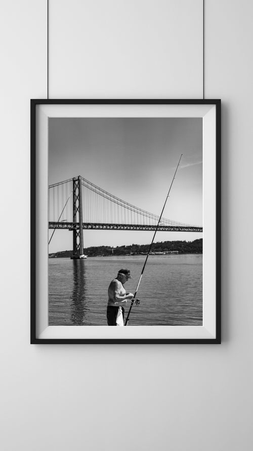 Weißes Wandbild eines Fischers in Lissabon, StreetphotographybyLuca, feine Kunstdruck, detailreiche Straßenfotografie, urbanes Ambiente