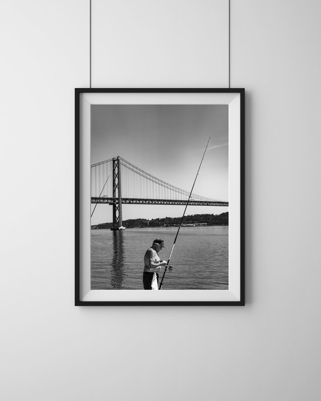 Fisherman Lisbon – Fine Art Print von Luca Darius Salehi, stiller Moment Fischer am Wasser in Lissabon, Straßenfotografie Portugal