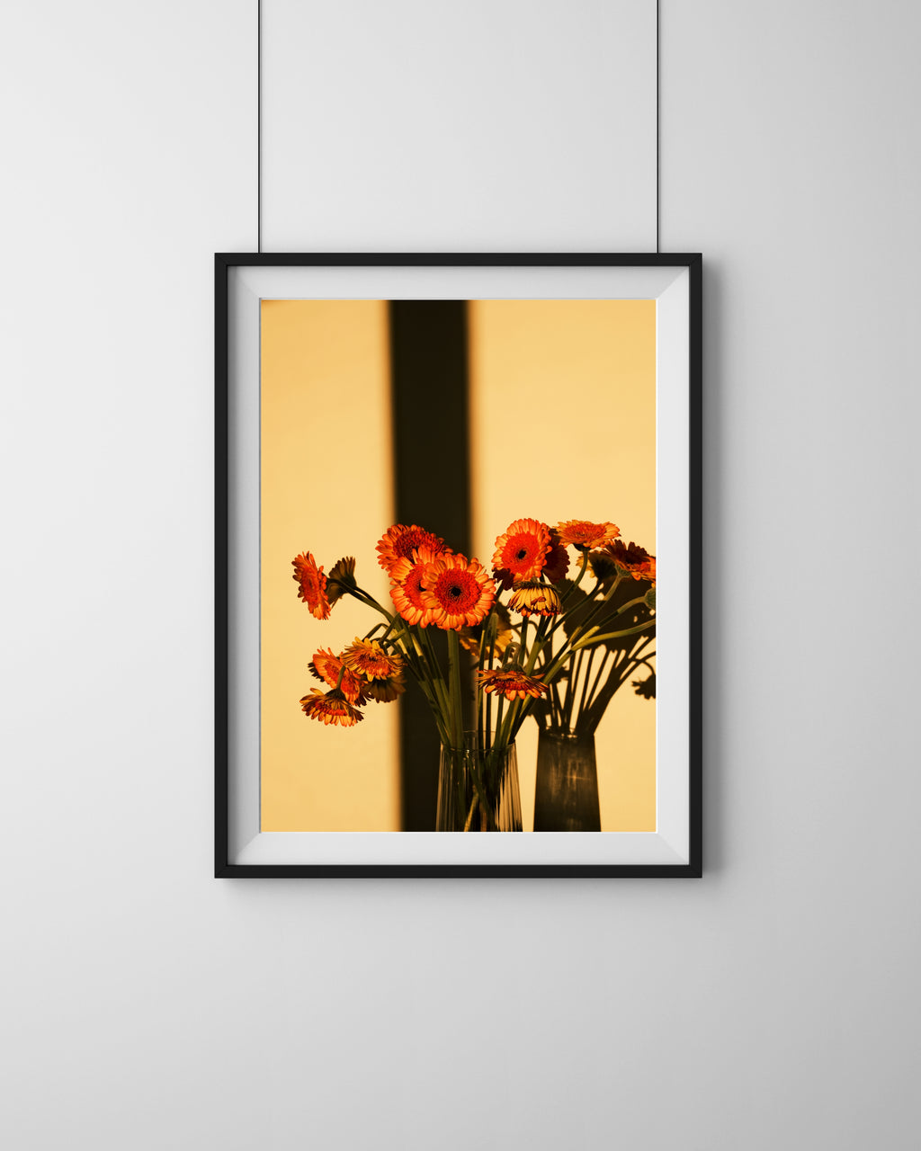 Flowers Hamburg – Wandbild Blumen Straßenfotografie Hamburg Abendlicht, poetische Stadtszene, Fine Art Print Salehi Industries