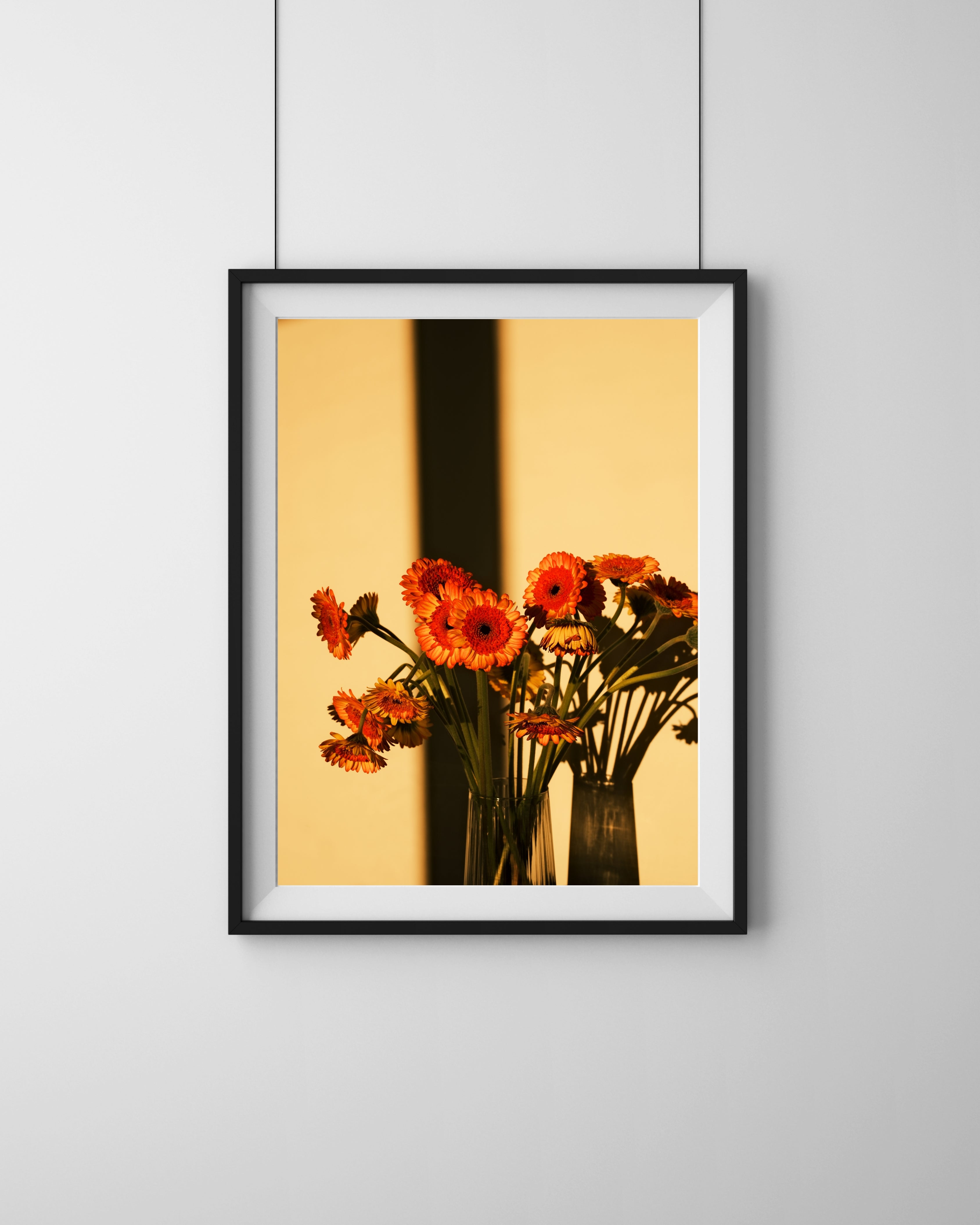 Flowers Hamburg – Wandbild Blumen Straßenfotografie Hamburg Abendlicht, poetische Stadtszene, Fine Art Print Salehi Industries