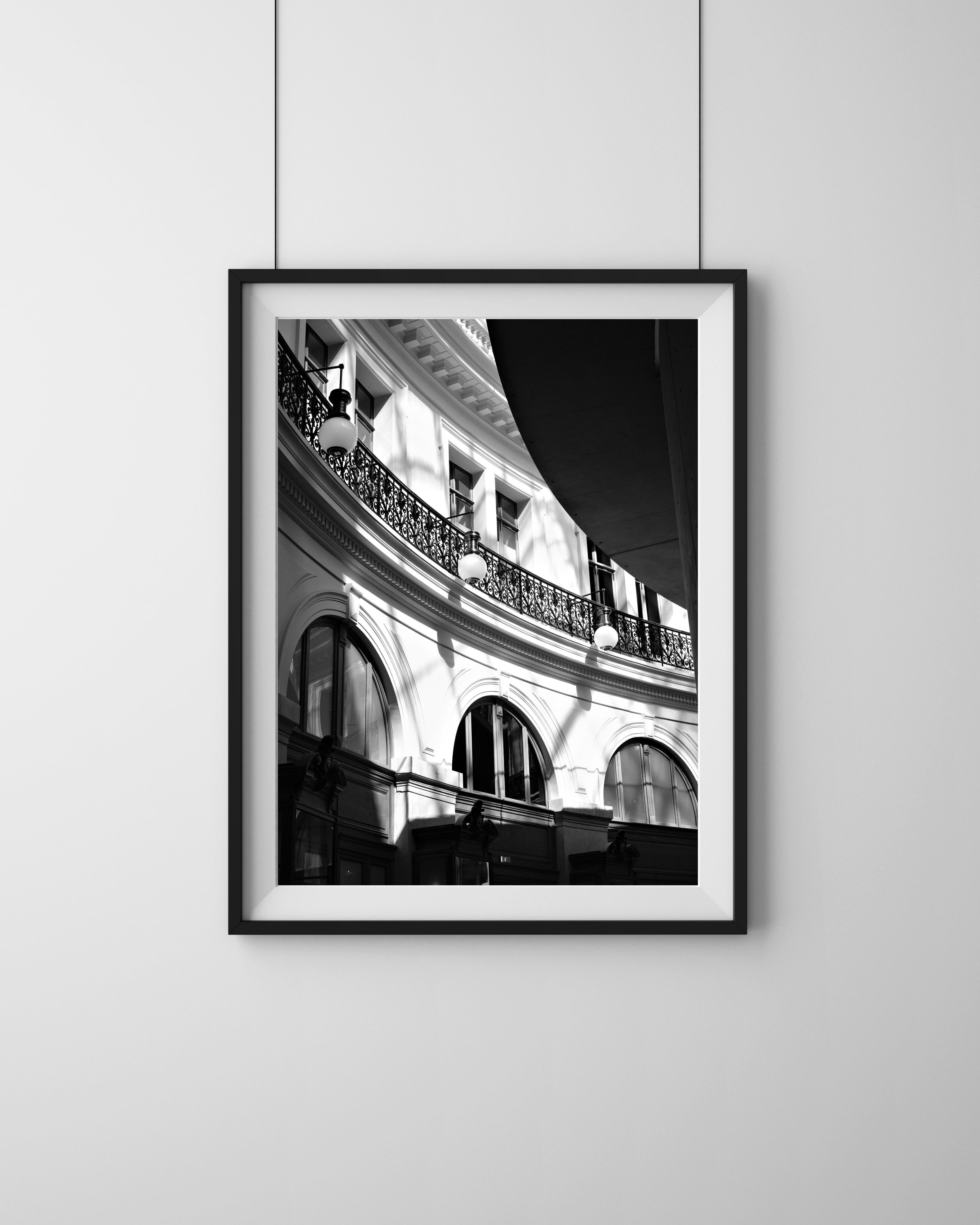 Galerie Noir Paris – Schwarzweiß Fine Art Print von Luca Darius Salehi, eleganter Galerieraum Paris weiches Licht, Hahnemühle Baryta