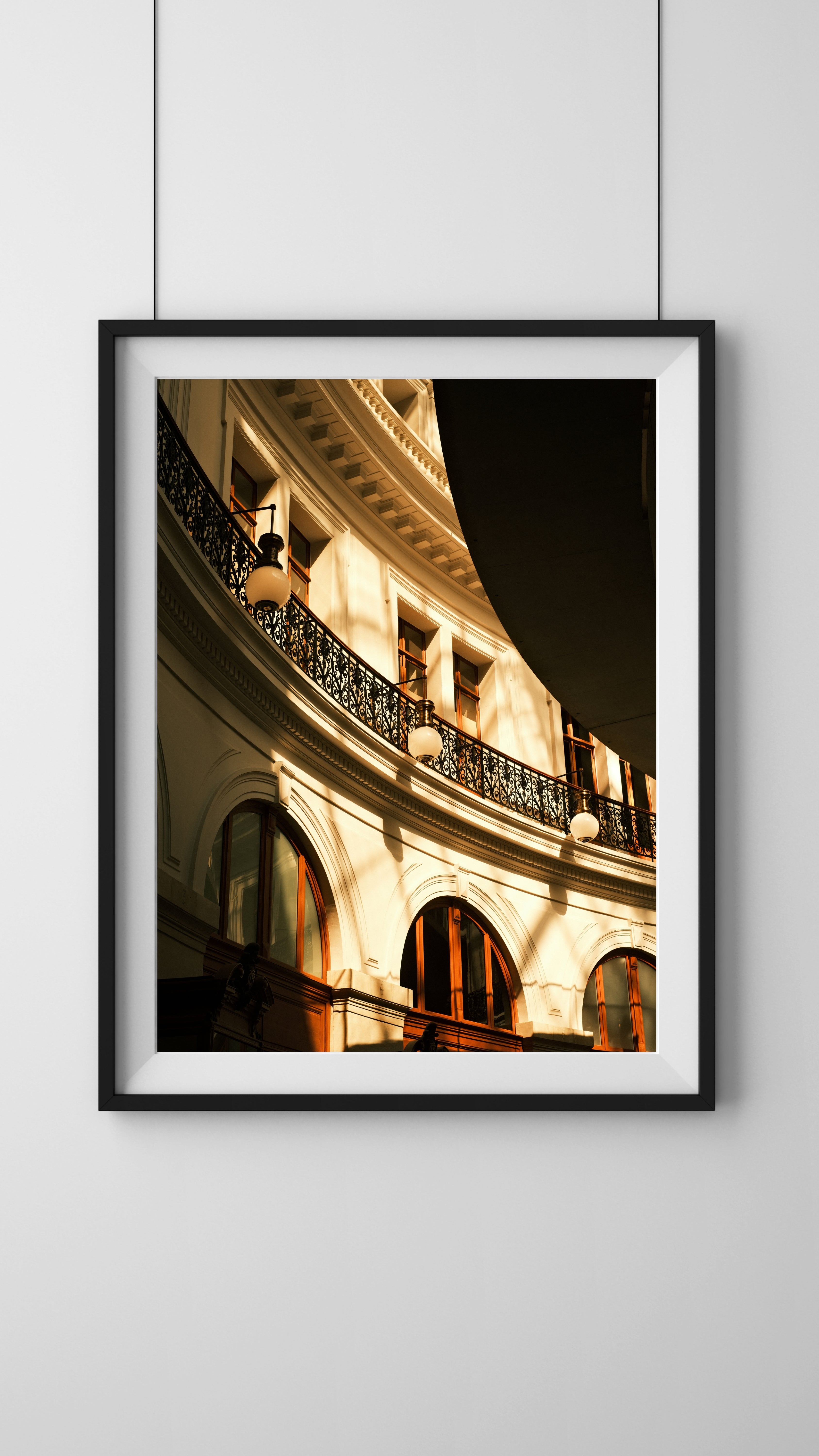 Hochwertiger Fine-Art-Print "Gallery. Paris." von StreetphotographybyLuca auf weißem Wandbild, detailreiche Stadtaufnahme.