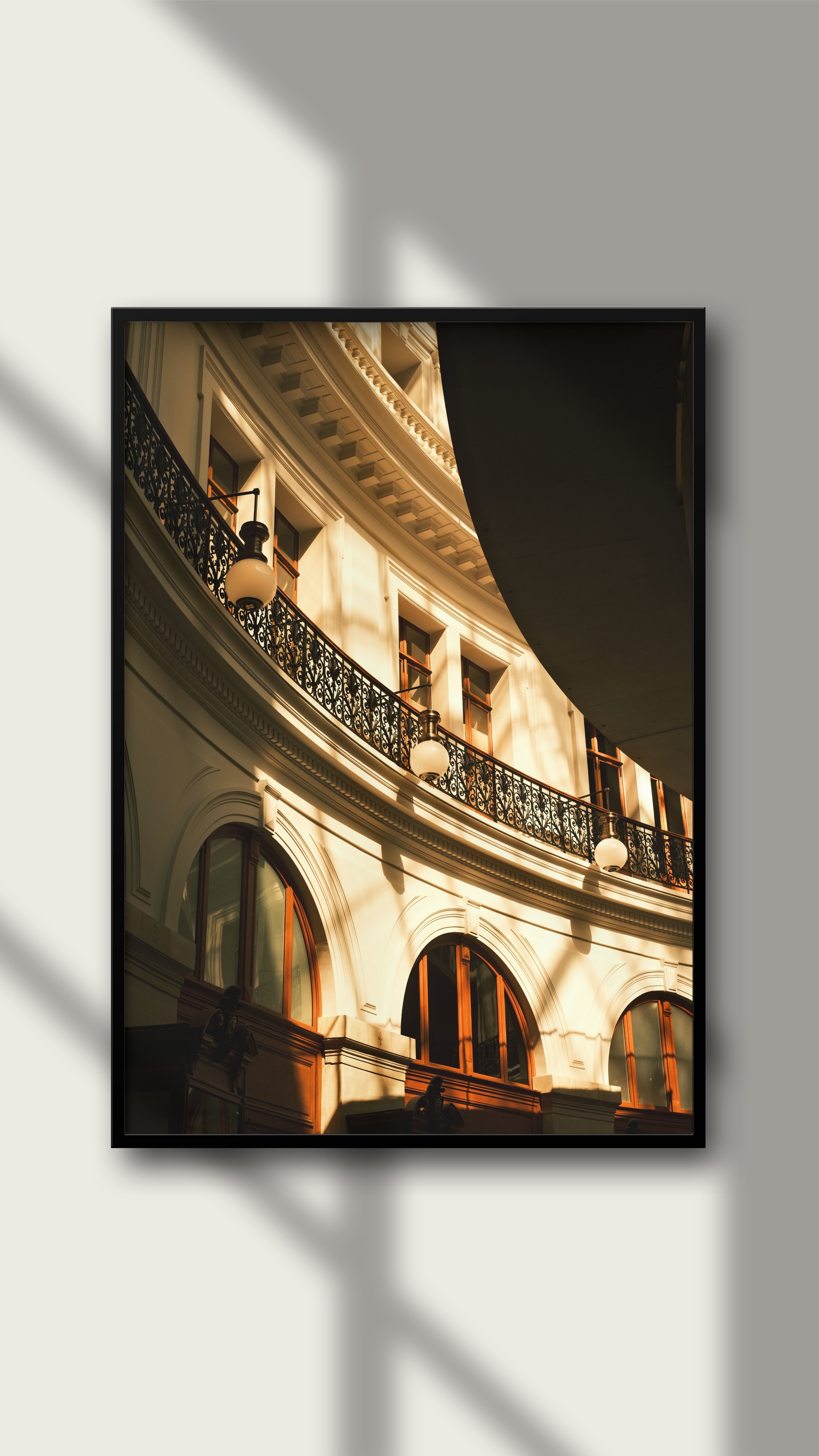 Hochwertiger Fineart-Druck "Gallery. Paris" von StreetphotographybyLuca auf weißem Wandbild, detailreiche Stadtaufnahme