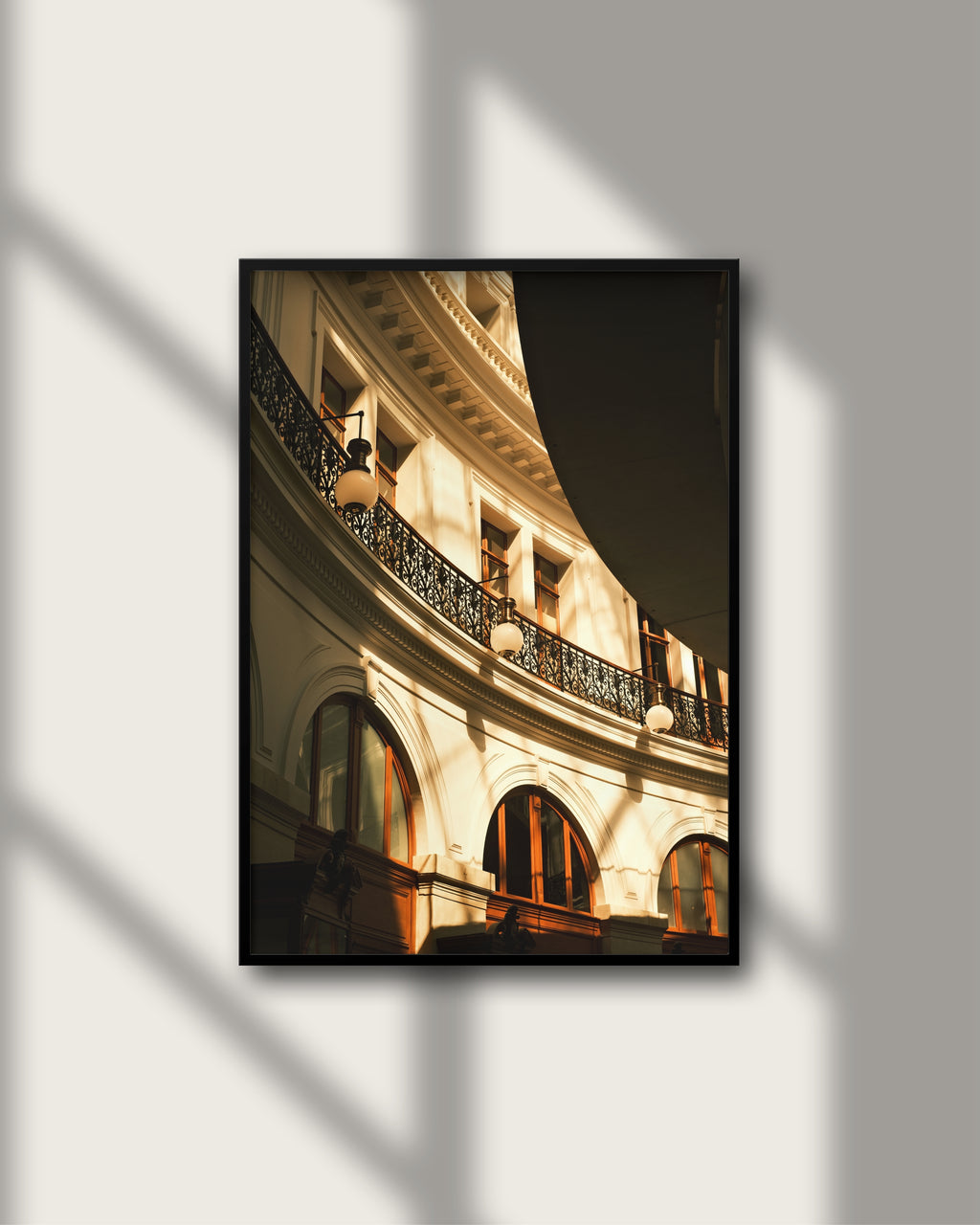 Gallery Paris – Fine Art Print von Luca Darius Salehi, stille Pariser Passage goldenes Licht klassische Architektur, Hahnemühle Pearl