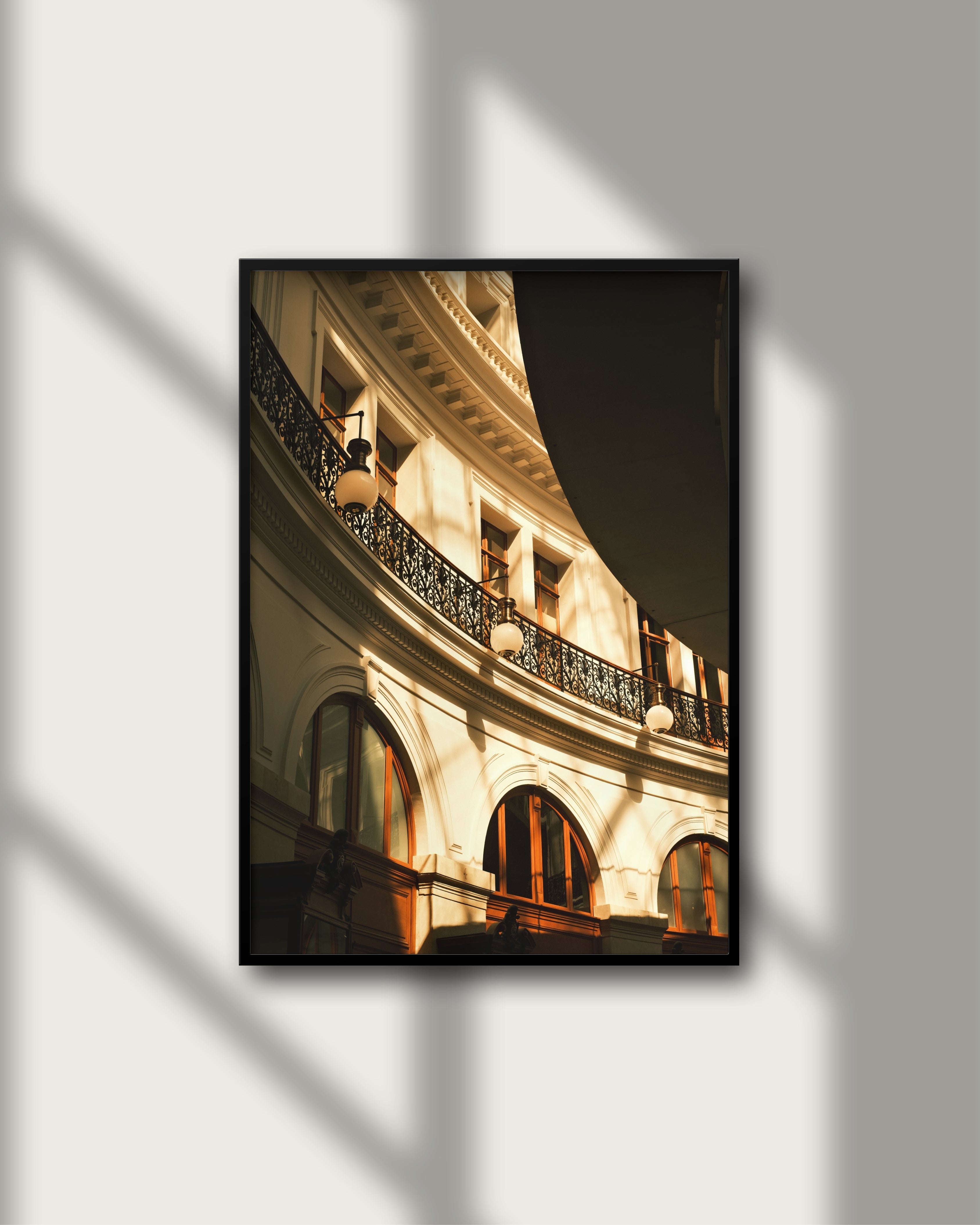 Gallery Paris – Fine Art Print von Luca Darius Salehi, stille Pariser Passage goldenes Licht klassische Architektur, Hahnemühle Pearl