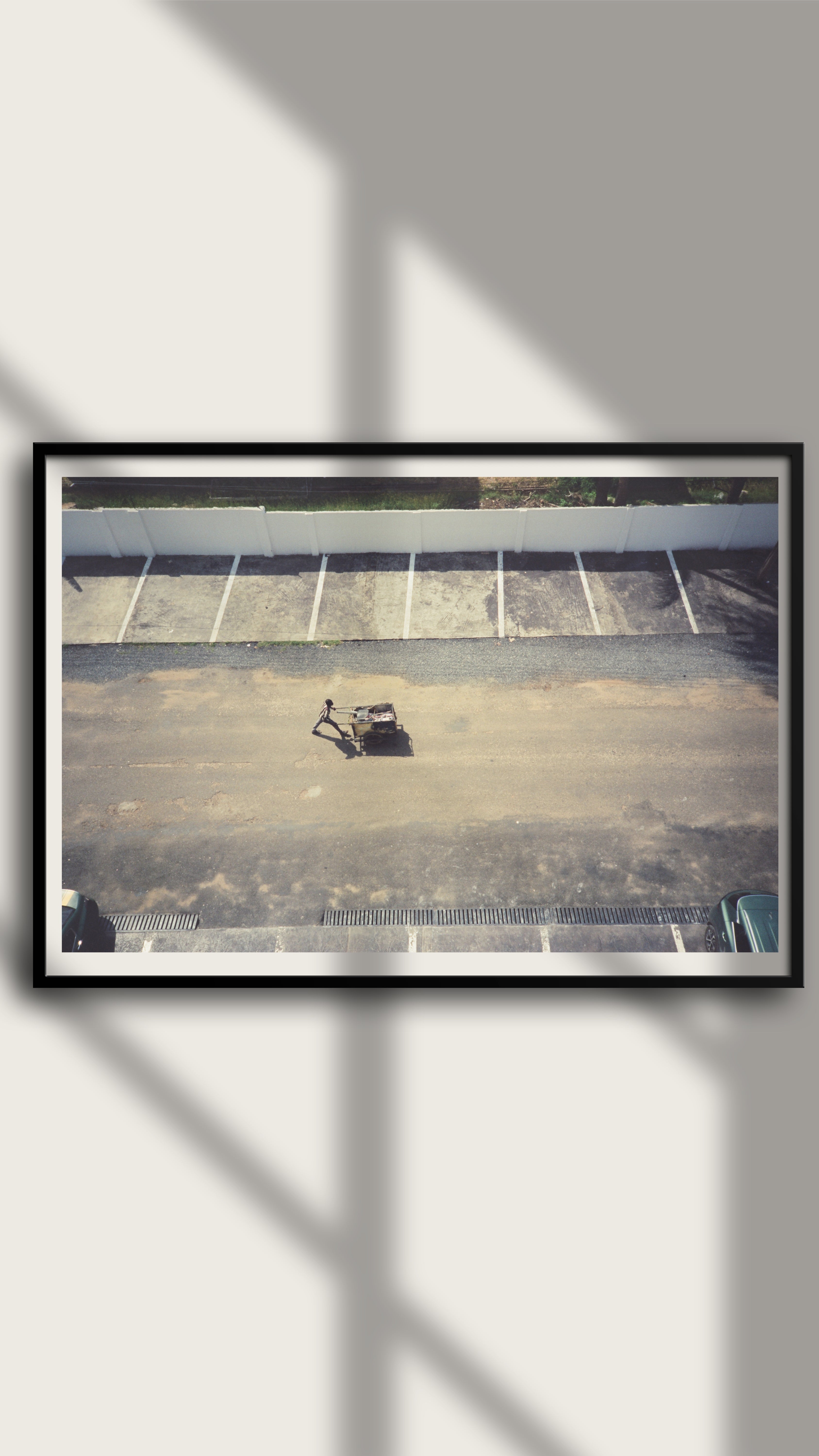 Weißes Wandbild von ghanaischen Straßen in Accra, aufgenommen von StreetphotographybyLuca, zeigt lebendige Stadtansichten.