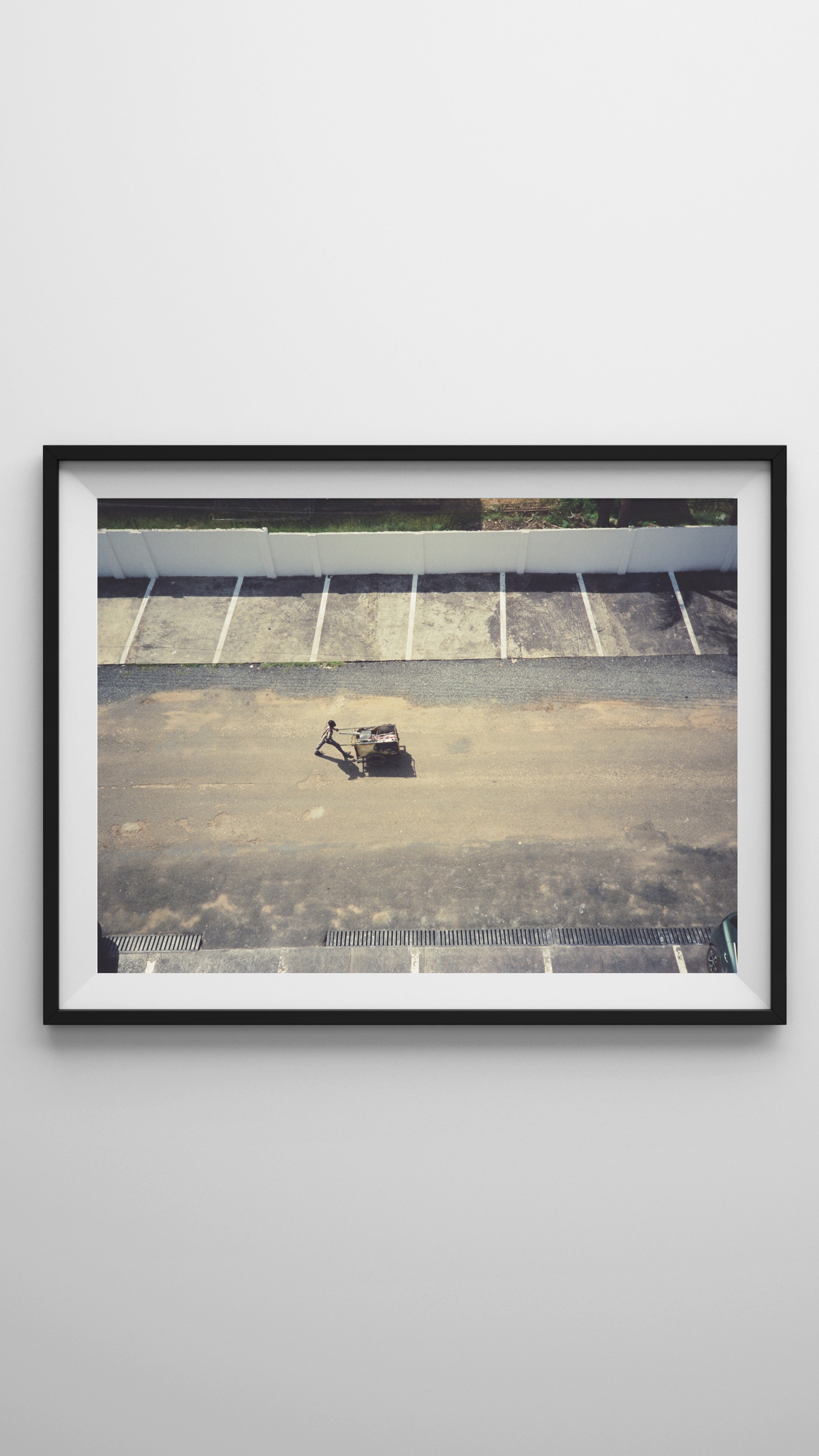 Weiße Wand Kunstfotografie von Ghana-Streets in Accra, von StreetphotographybyLuca, zeigt lebendige Straßenszene in Schwarzweiß.