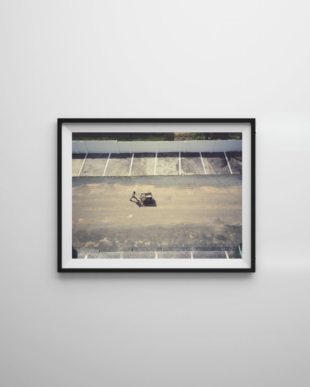 Streets of Ghana Accra – Fine Art Print von Luca Darius Salehi, Vogelperspektive Straßenszene Accra Ghana analog, Hahnemühle Pearl