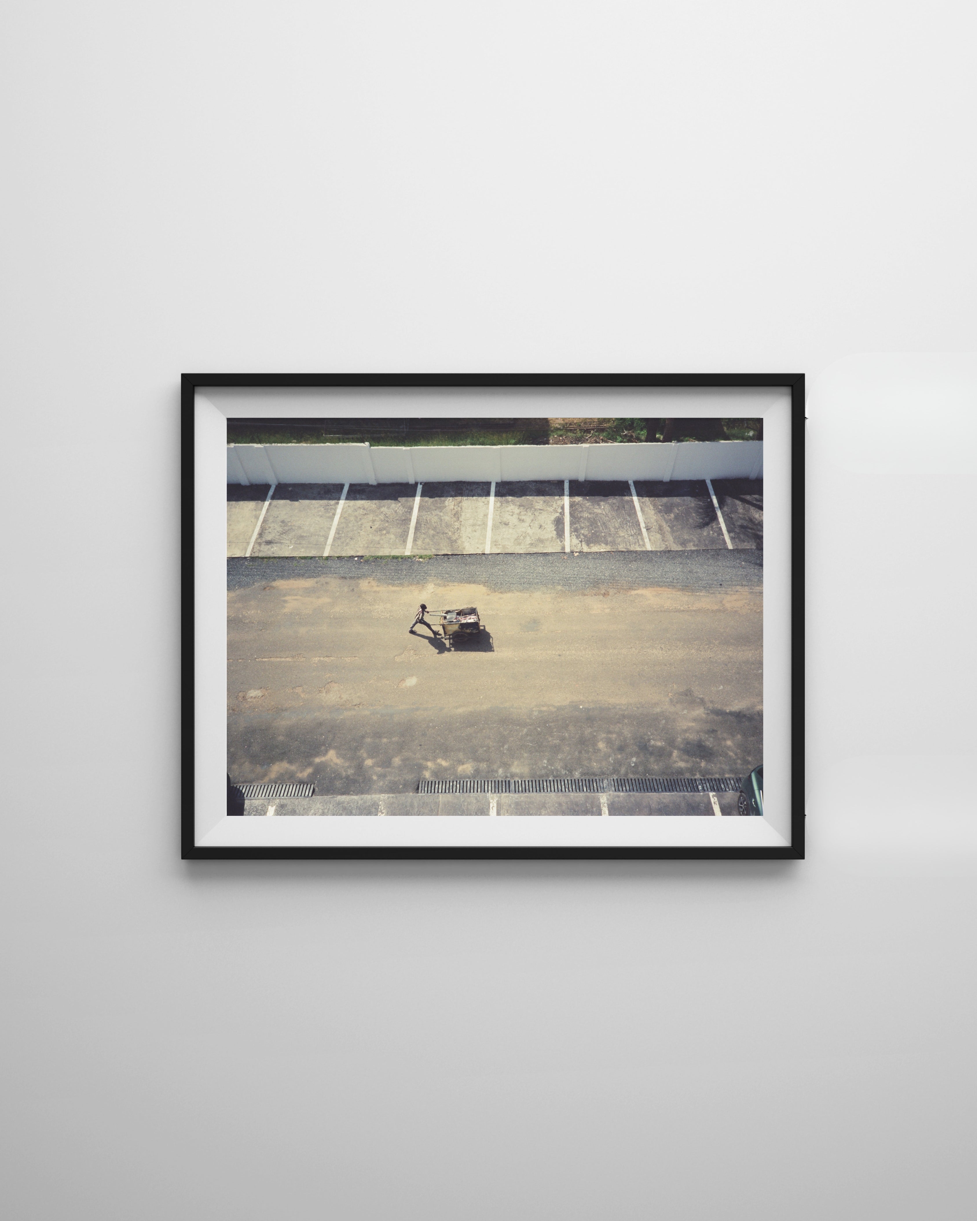 Streets of Ghana Accra – Fine Art Print von Luca Darius Salehi, Vogelperspektive Straßenszene Accra Ghana analog, Hahnemühle Pearl
