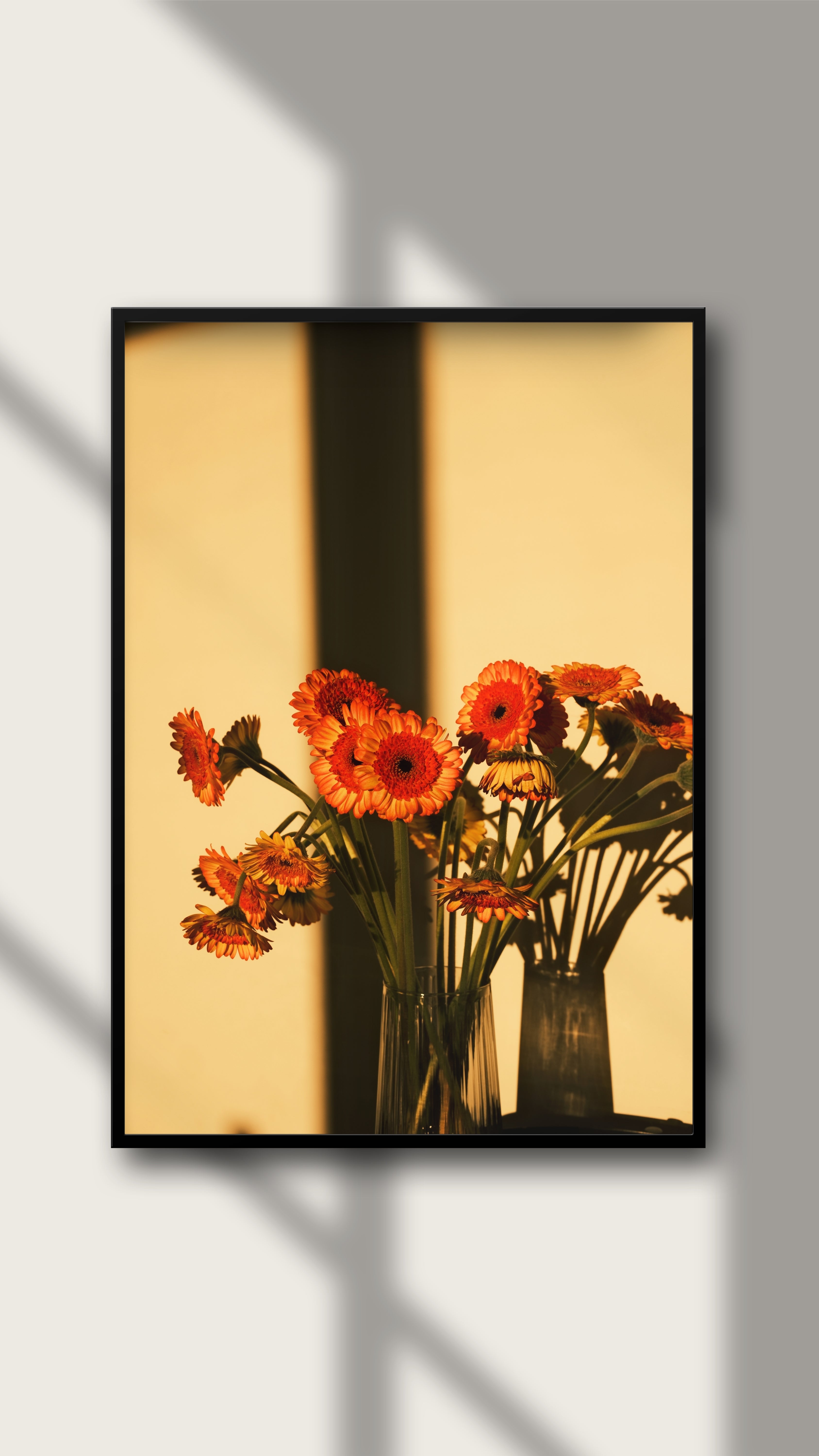 Weiße Blumenarrangement von Salehi Industries, präsentiert in der WhiteWall App, auf dem Bild sichtbar.