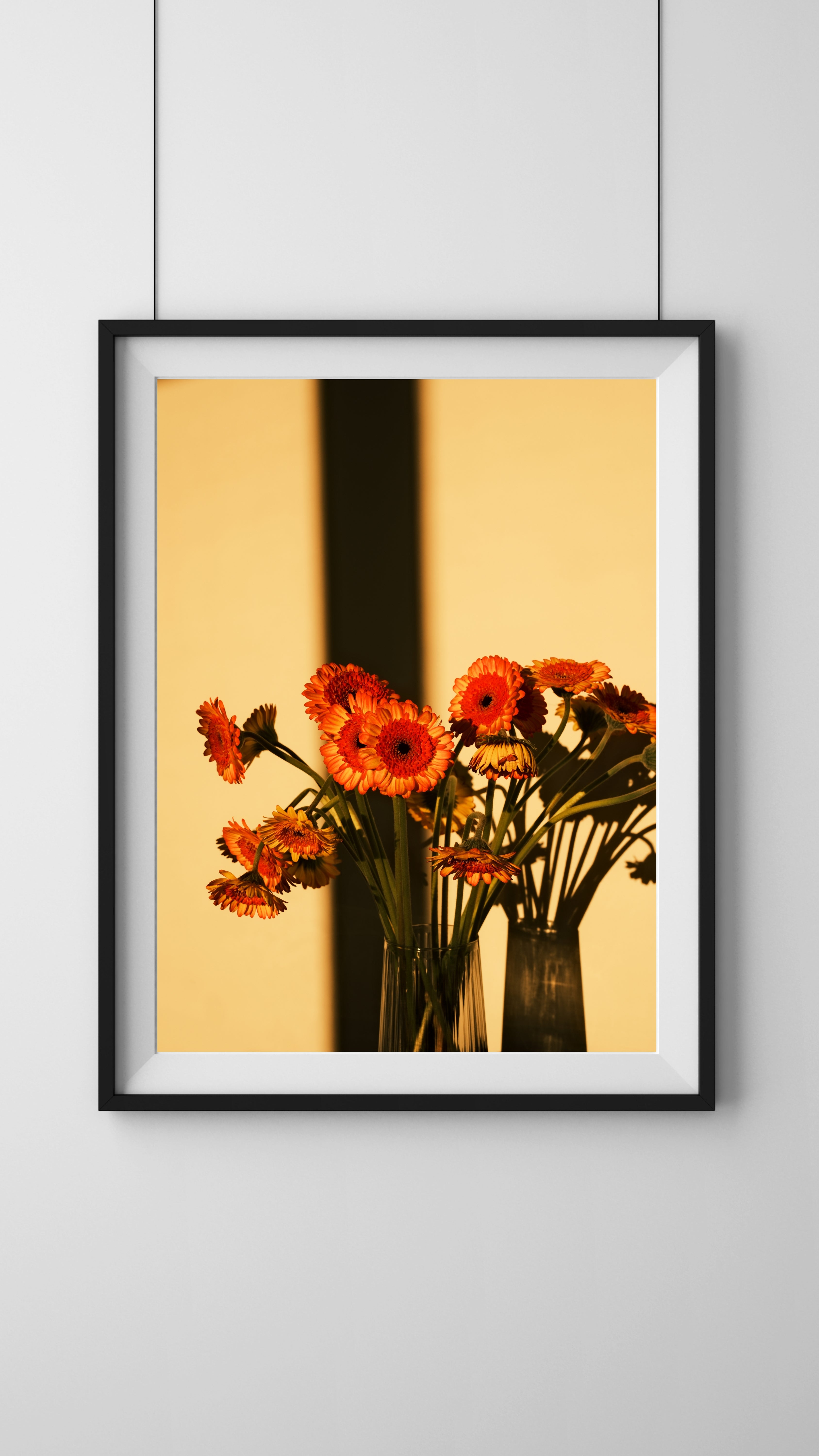 Weiße Blumen in einem eleganten Blumenarrangement, präsentiert von Salehi Industries auf der WhiteWall App.