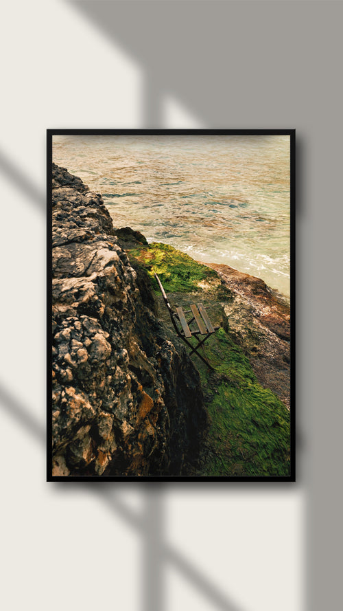 Weiße Mallorca-Stuhl von Salehi Industries, moderner Designstuhl aus der WhiteWall App, detailreiche Aufnahme