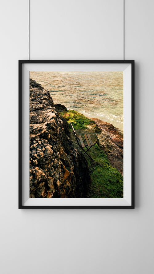 Weiße Mallorca Stuhl von Salehi Industries, modernes Design, aus der WhiteWall App, zeigt den stilvollen Sitz mit Rückenlehne.