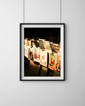 Magazine Paris – Fine Art Print von Luca Darius Salehi, bunte Zeitschriften Kiosk Straße Paris warmes Nachmittagslicht, Hahnemühle Pearl