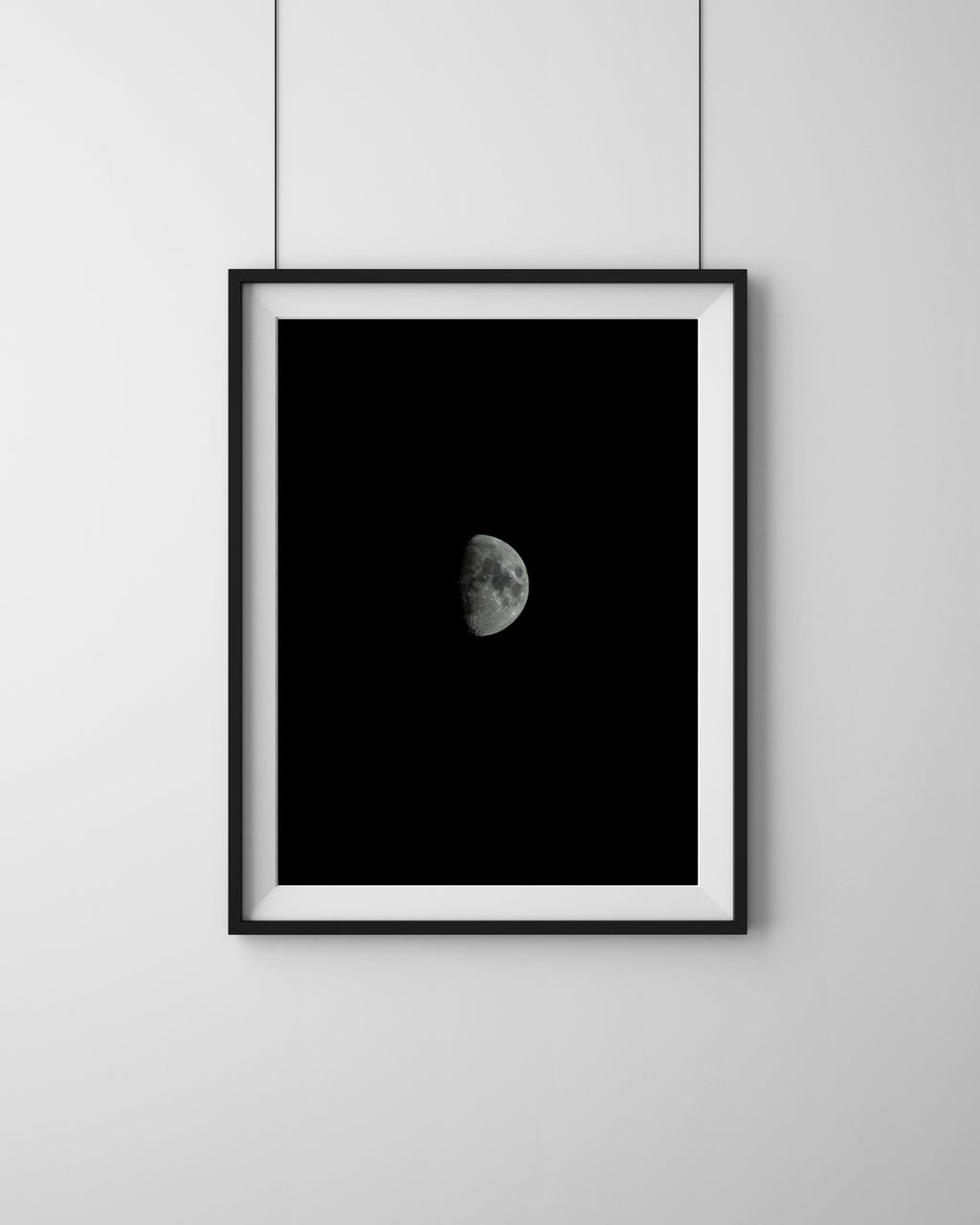 Moon Hamburg – Fine Art Print von Luca Darius Salehi, Vollmond isoliert in tiefem Blau über Hamburg, Nachtfotografie Hahnemühle Pearl