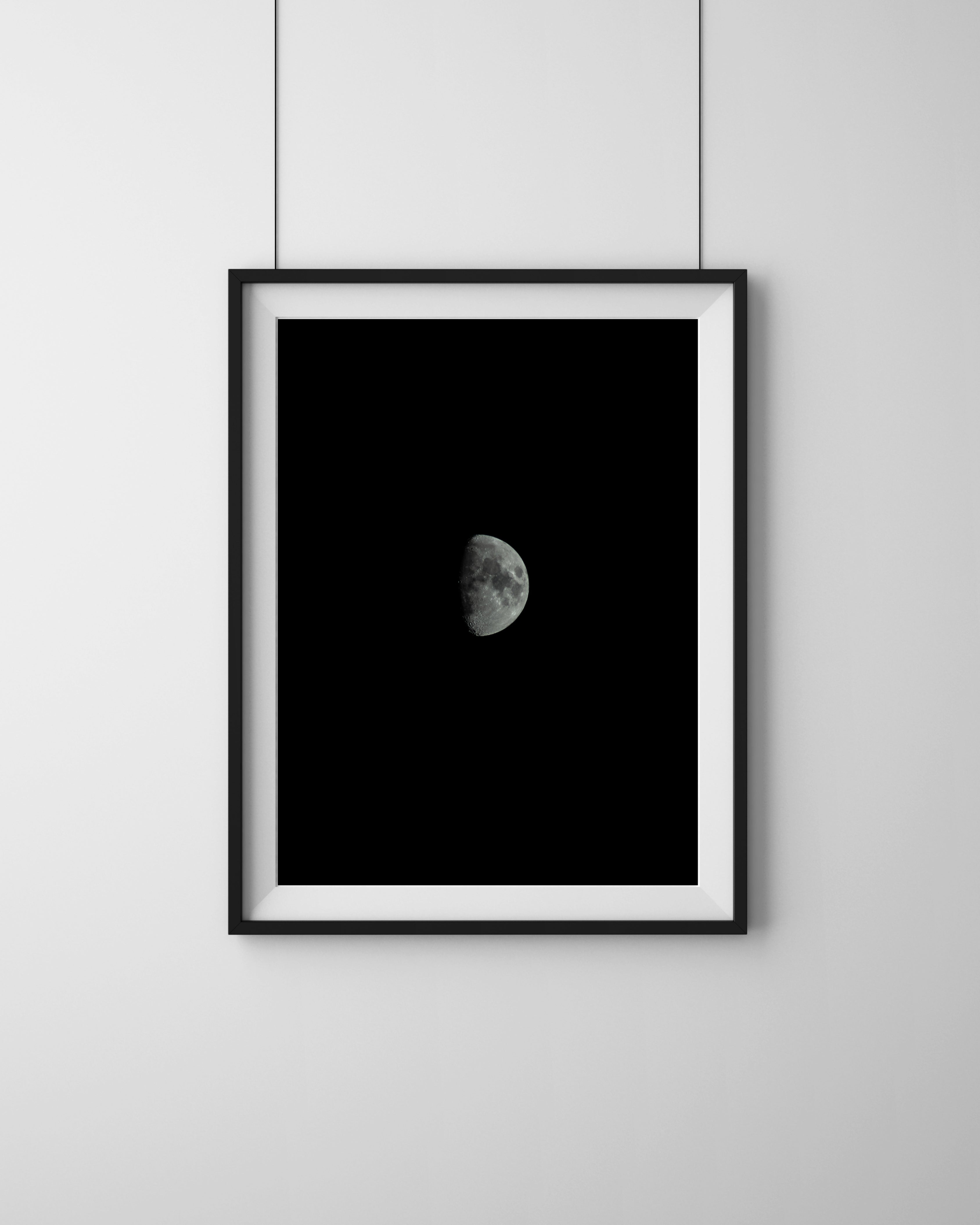 Moon Hamburg – Fine Art Print von Luca Darius Salehi, Vollmond isoliert in tiefem Blau über Hamburg, Nachtfotografie Hahnemühle Pearl