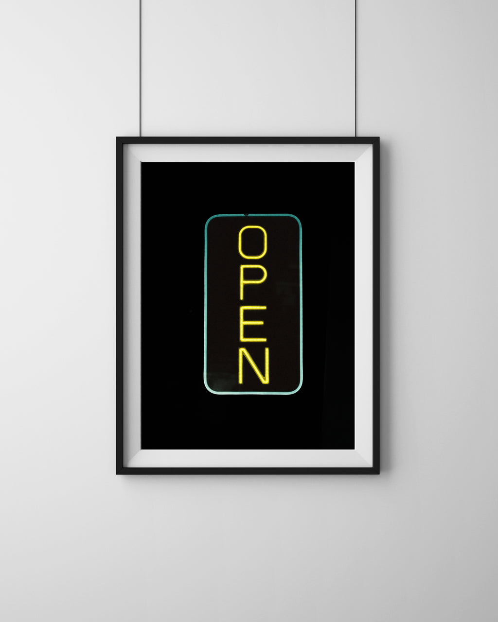 Open Hamburg – Fine Art Print von Luca Darius Salehi, leuchtendes OPEN Schild Nacht Hamburg analog, Neon Straßenfotografie Hahnemühle Pearl