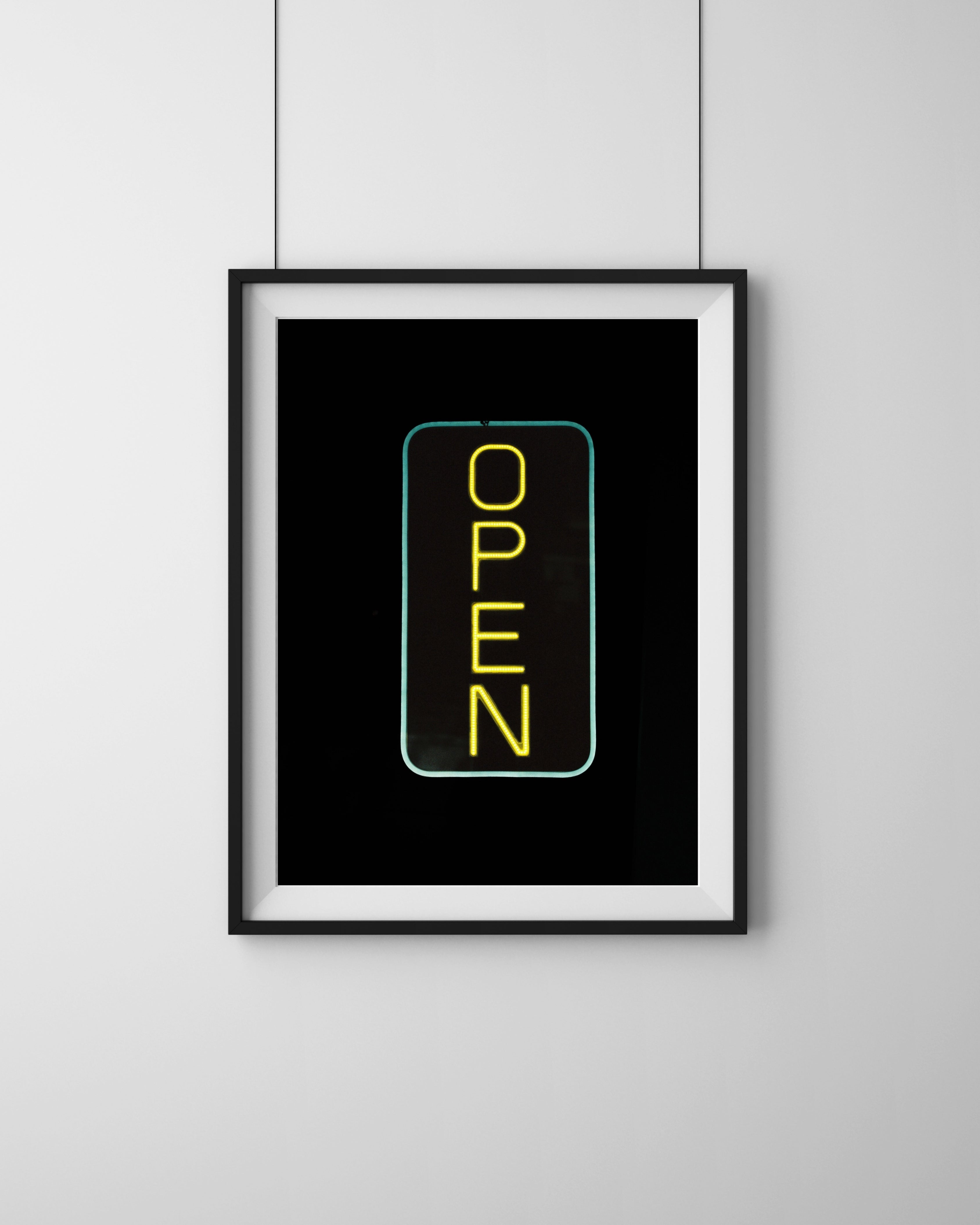 Open Hamburg – Fine Art Print von Luca Darius Salehi, leuchtendes OPEN Schild Nacht Hamburg analog, Neon Straßenfotografie Hahnemühle Pearl