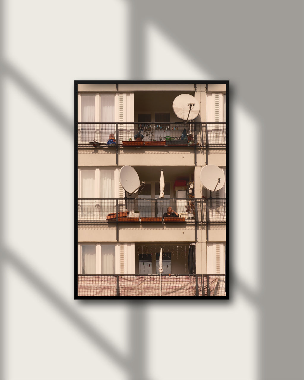 Concrete Berlin – Fine Art Print von Luca Darius Salehi, Plattenbau DDR Architektur Berlin, minimalistische Dokumentarfotografie Hahnemühle