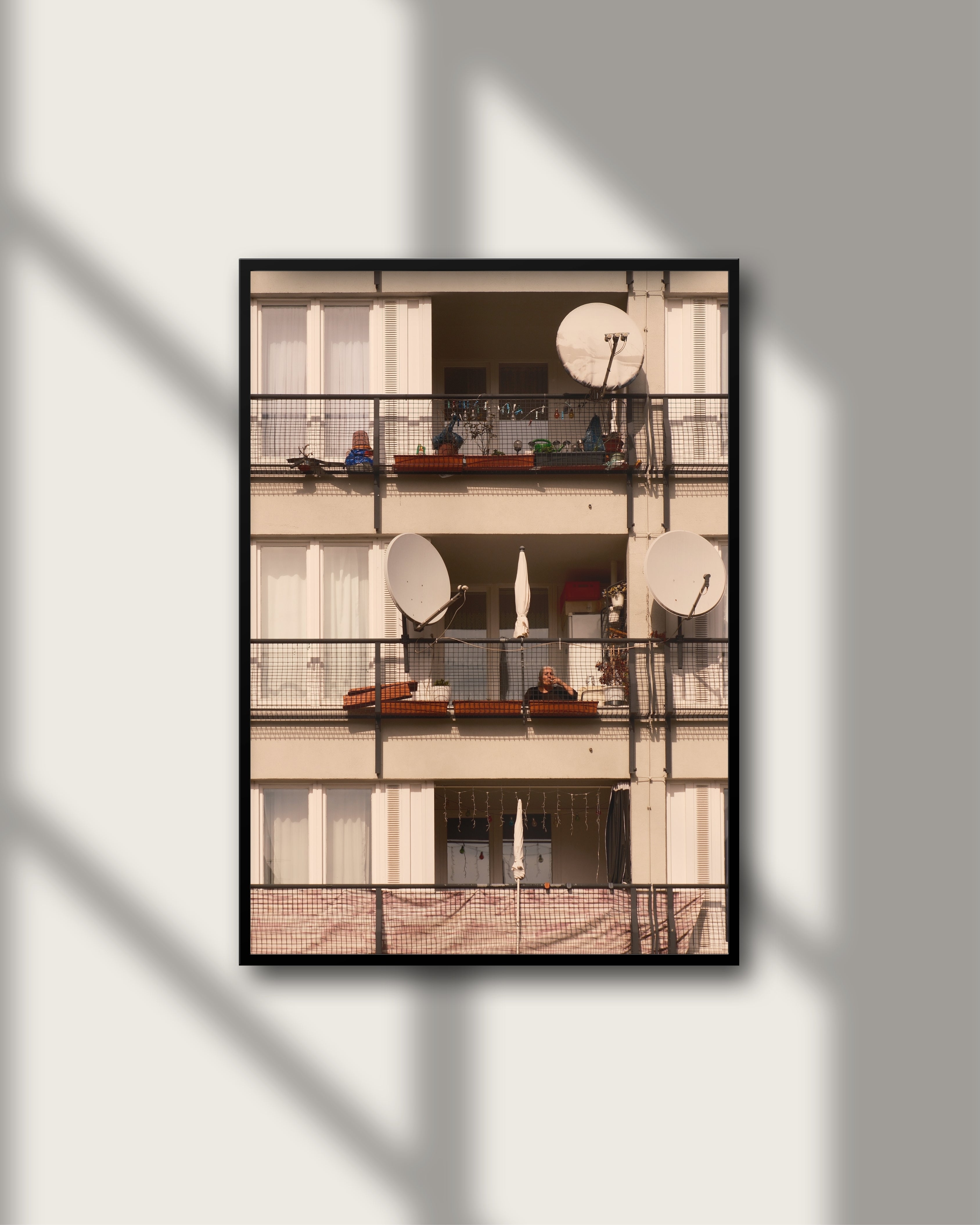 Concrete Berlin – Fine Art Print von Luca Darius Salehi, Plattenbau DDR Architektur Berlin, minimalistische Dokumentarfotografie Hahnemühle