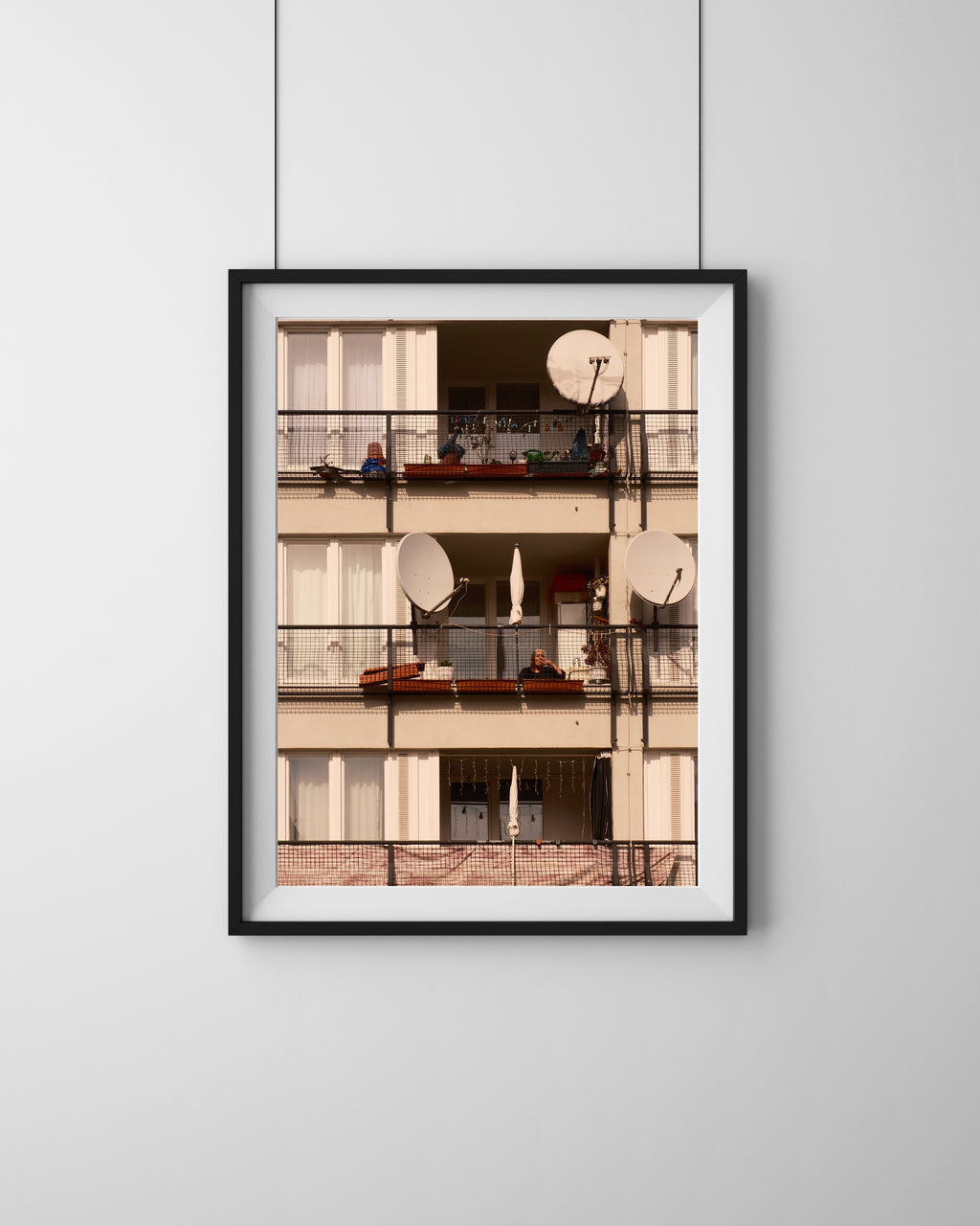 Concrete Berlin – Wandbild Architektur Plattenbau DDR Berlin, strukturierte Fassaden Schwarzweiß, Fine Art Print Salehi Industries