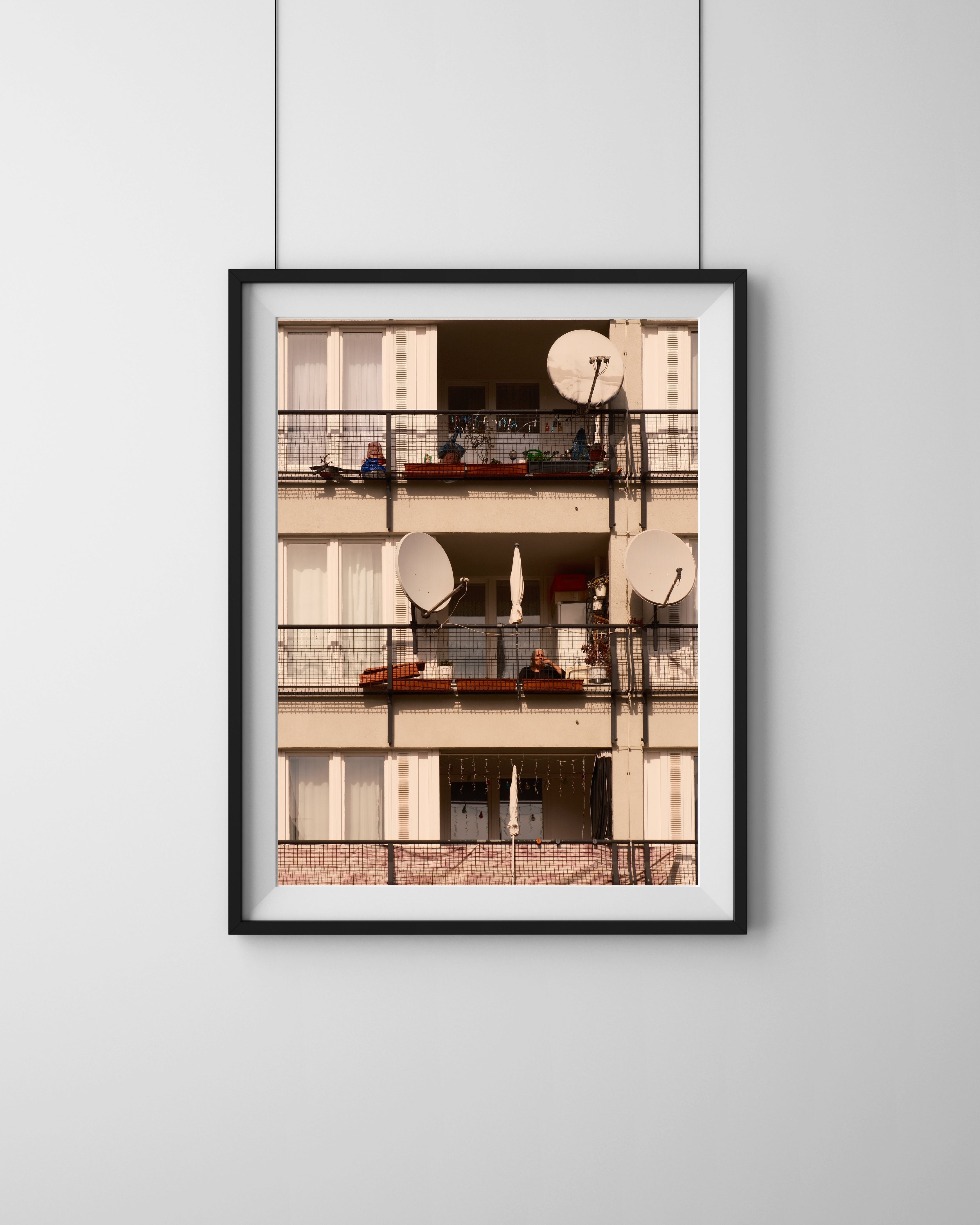Concrete Berlin – Wandbild Architektur Plattenbau DDR Berlin, strukturierte Fassaden Schwarzweiß, Fine Art Print Salehi Industries