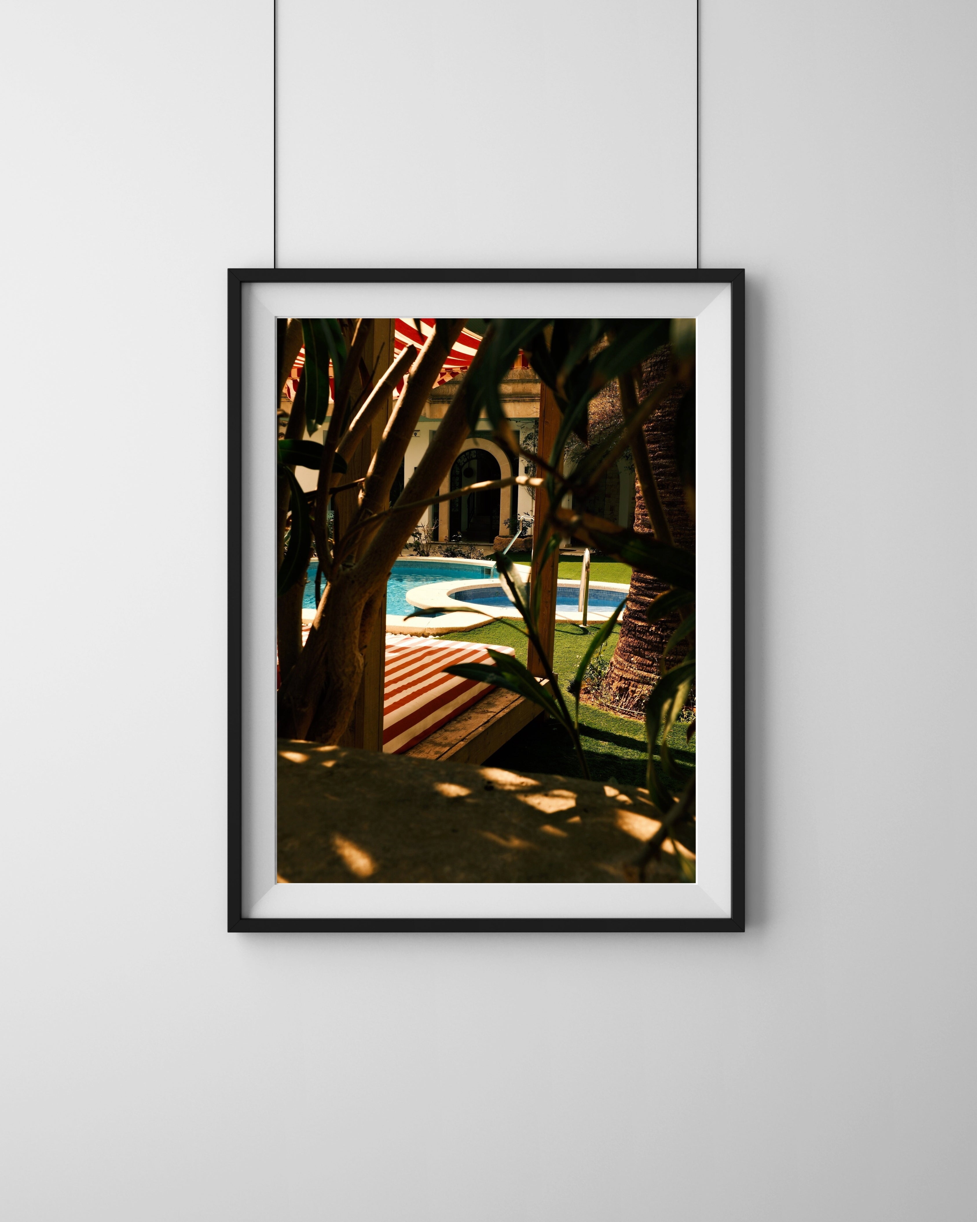 Pool Mallorca – Fine Art Print von Luca Darius Salehi, schimmernder Pool tropische Blätter warmes Licht Mallorca, Hahnemühle Pearl