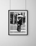 Rainy Day Paris – Schwarzweiß Fine Art Print von Luca Darius Salehi, nasse Pflastersteine im Regen, Straßenfotografie Paris, Hahnemühle Baryta