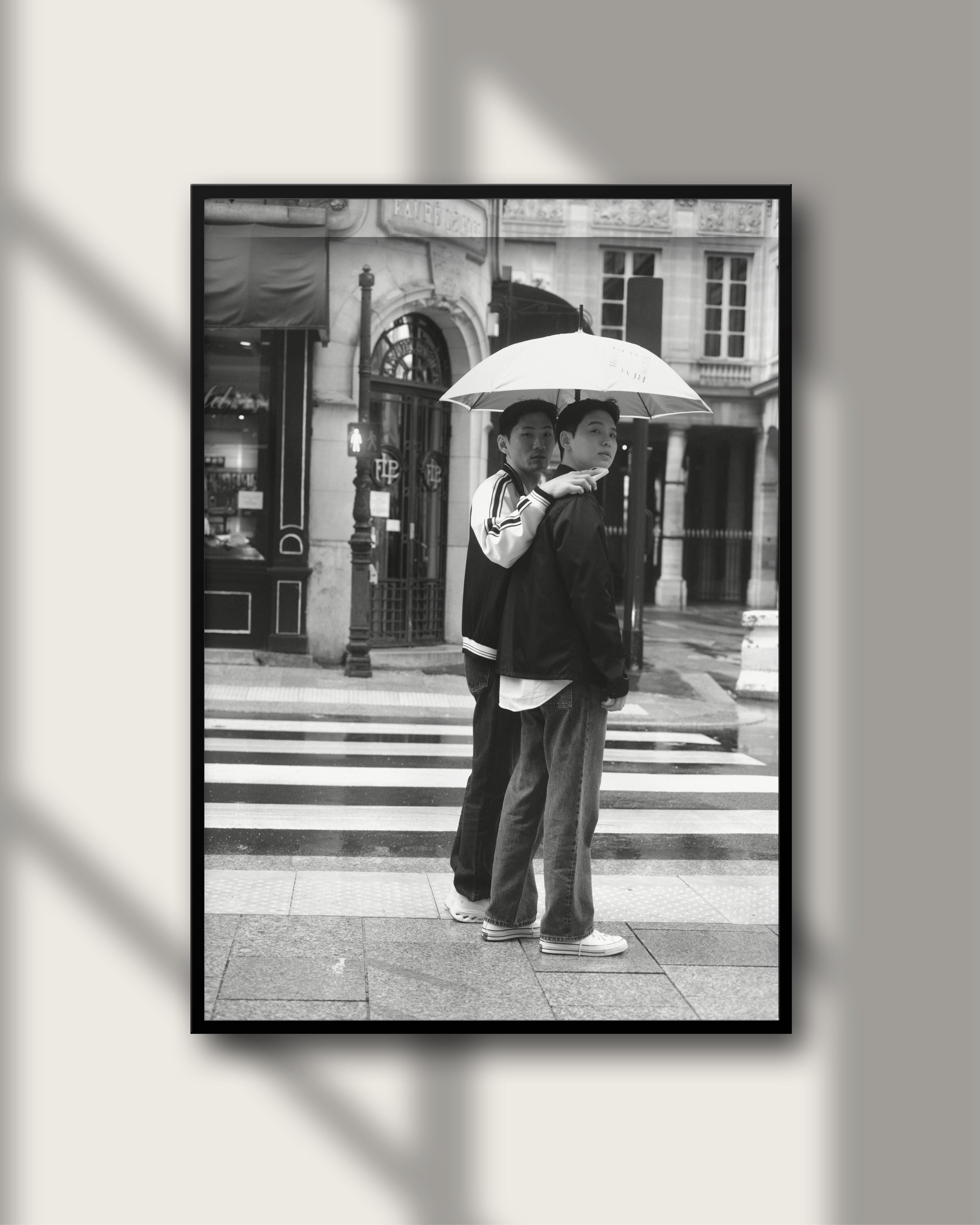 Rainy Day Paris – Fine Art Wandbild Schwarzweiß, melancholische Pariser Straße im Regen, Kunstfotografie von Salehi Industries
