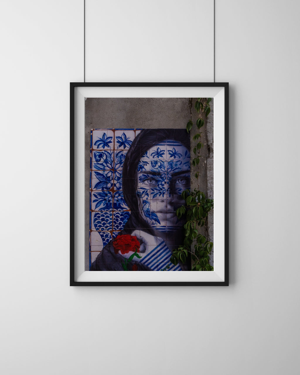 Tiles Lisbon – Fine Art Print von Luca Darius Salehi, Azulejo Kacheln Straßenkunst Lissabon tiefes Blau, Hahnemühle William Turner