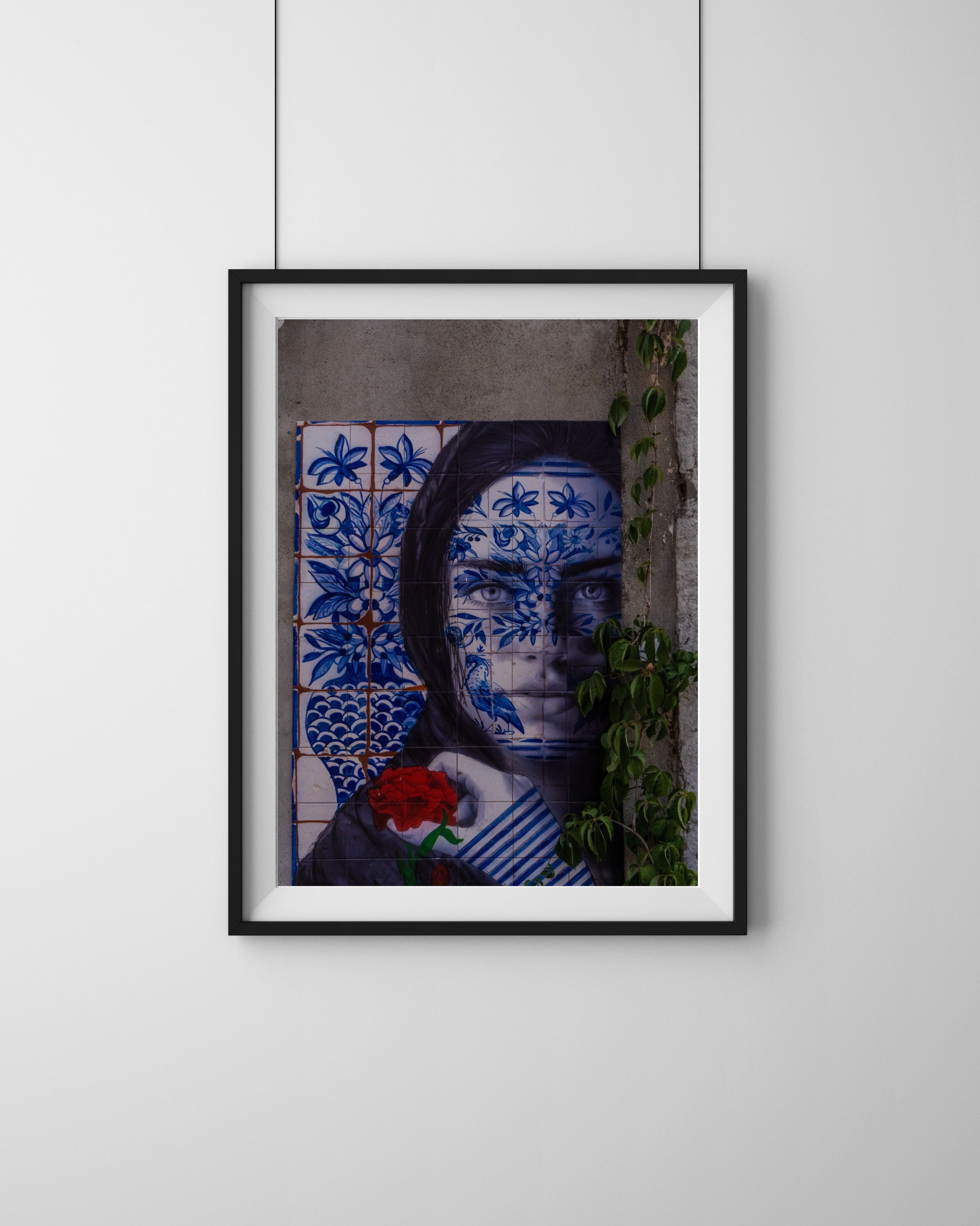 Tiles Lisbon – Fine Art Print von Luca Darius Salehi, Azulejo Kacheln Straßenkunst Lissabon tiefes Blau, Hahnemühle William Turner