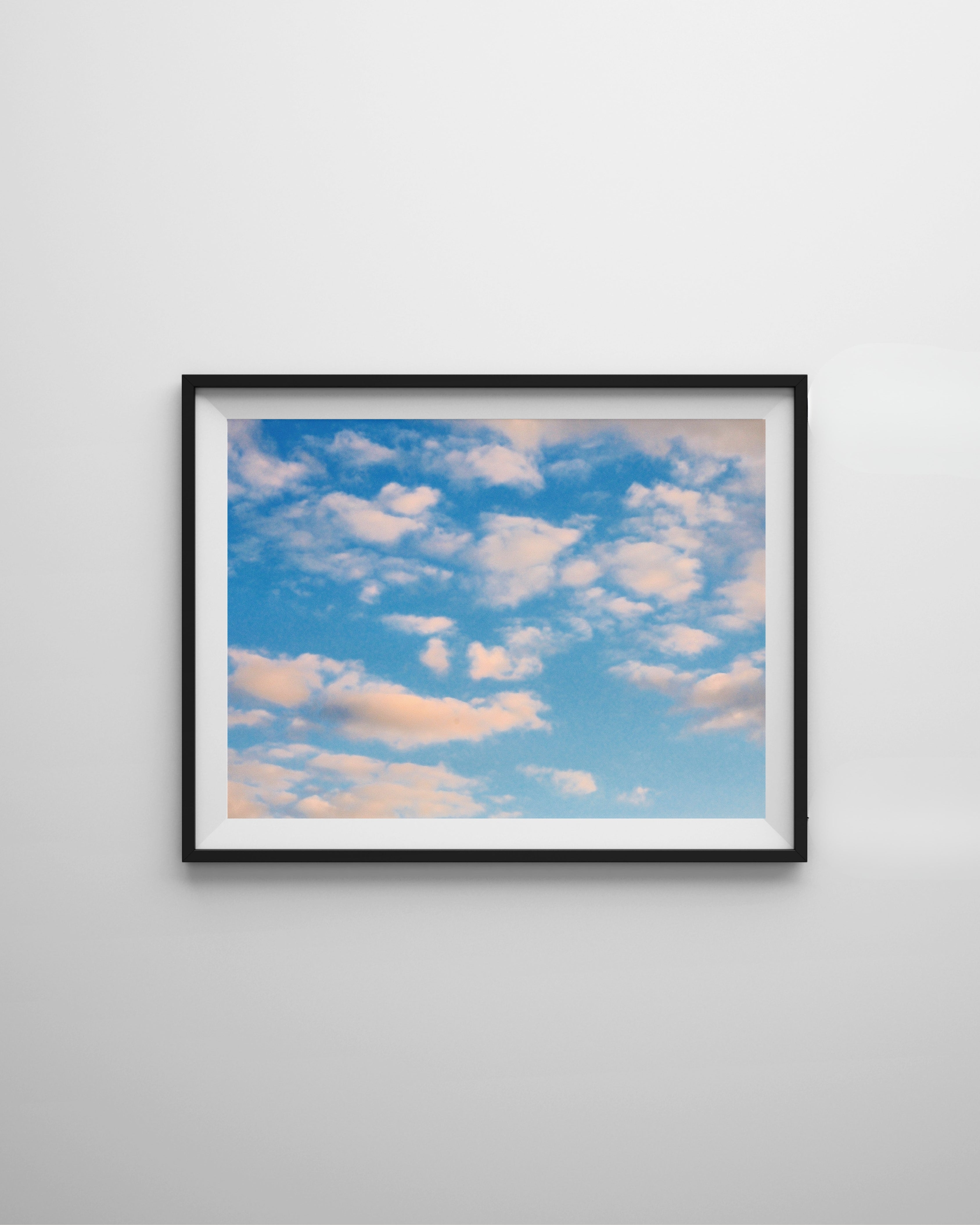 Clouds Hamburg – Fine Art Print von Luca Darius Salehi, weiche Wolken Pastellhimmel Hamburg Abend, Hahnemühle Pearl